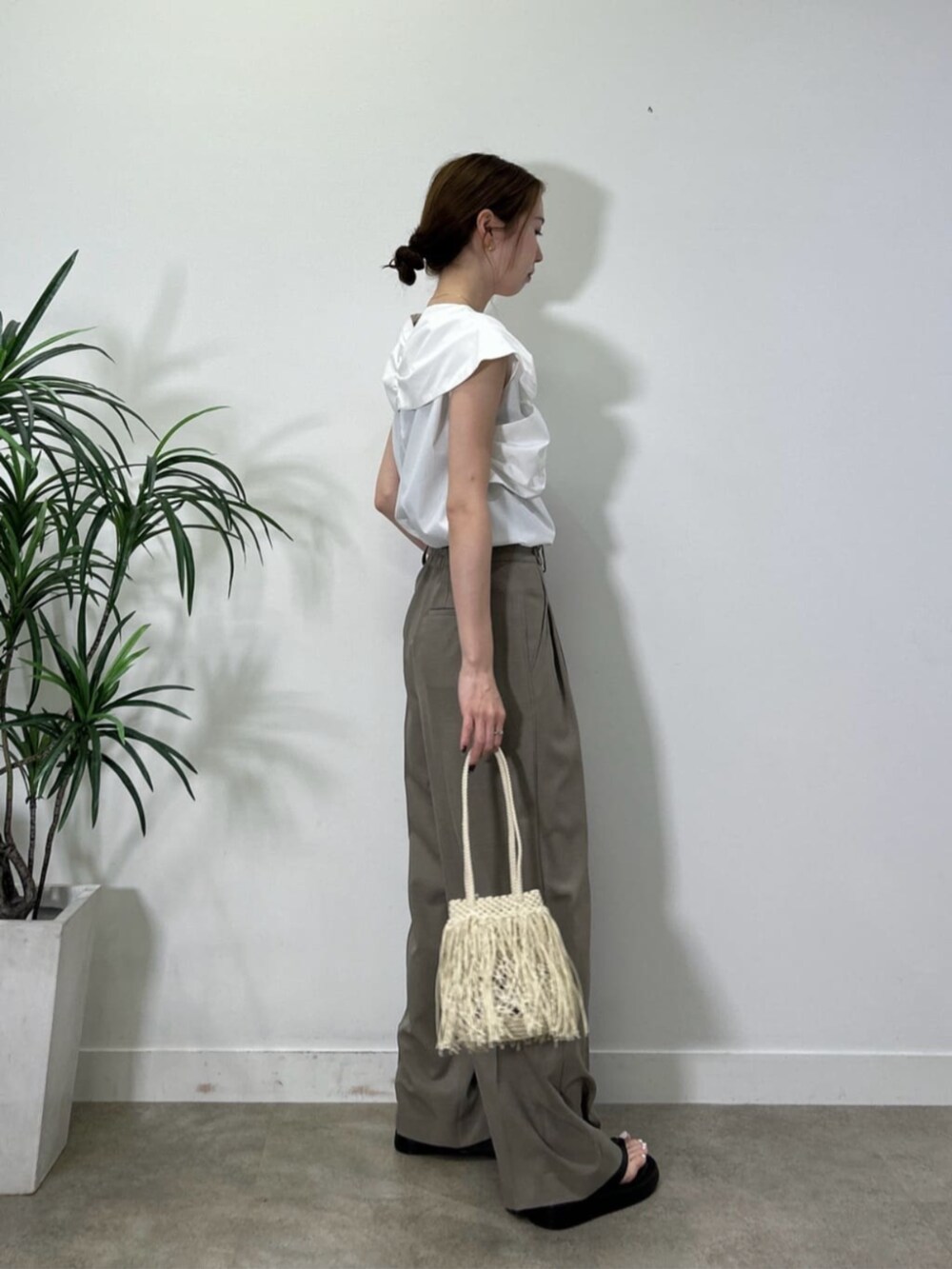 ベージュ系のその他パンツ、ホワイト系のシャツ/ブラウスを着用したレディースの夏コーディネートの2枚目の写真