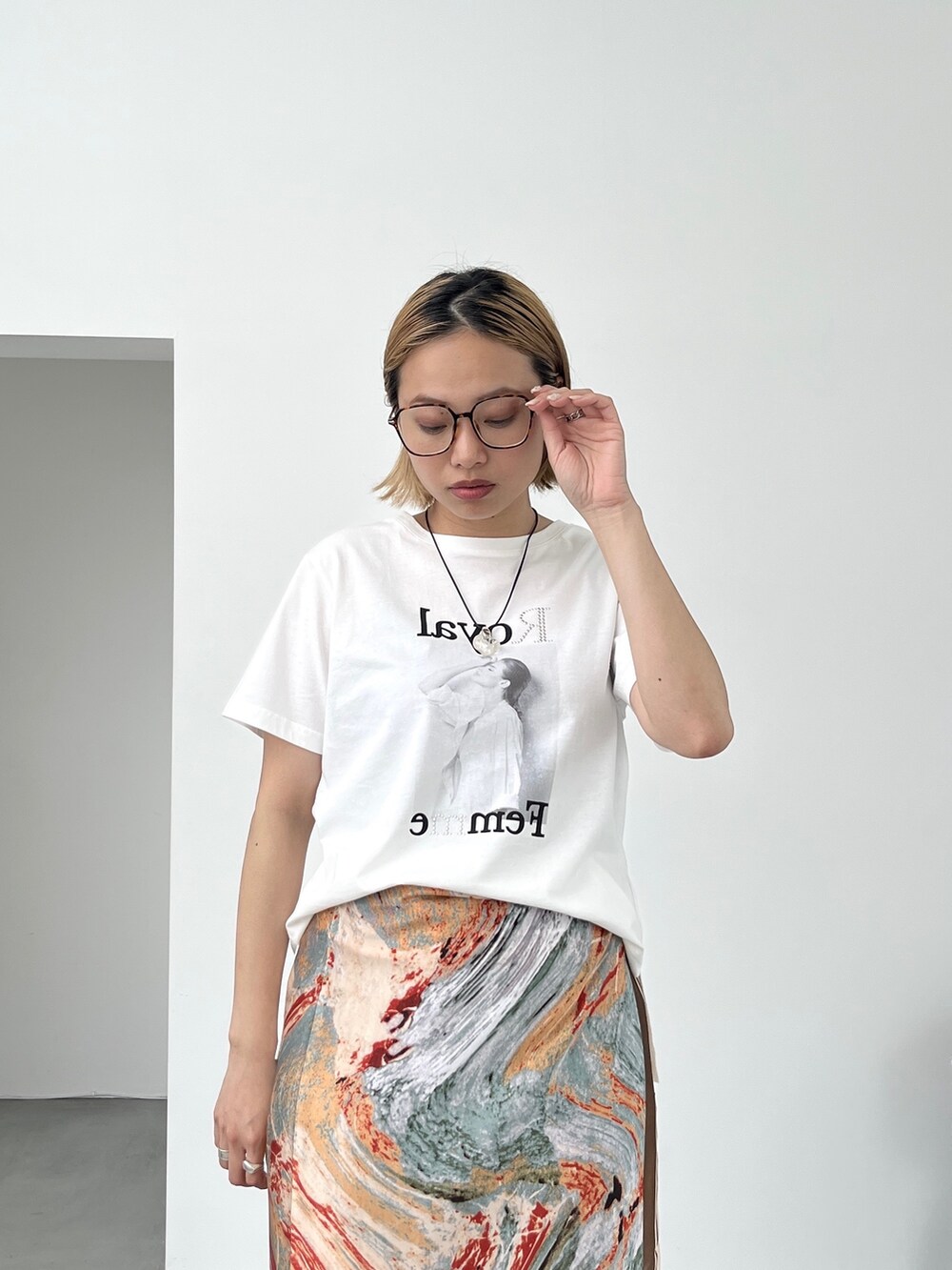 ホワイト系のTシャツ/カットソー、ホワイト系のネックレスを着用したレディースの夏コーディネートの5枚目の写真