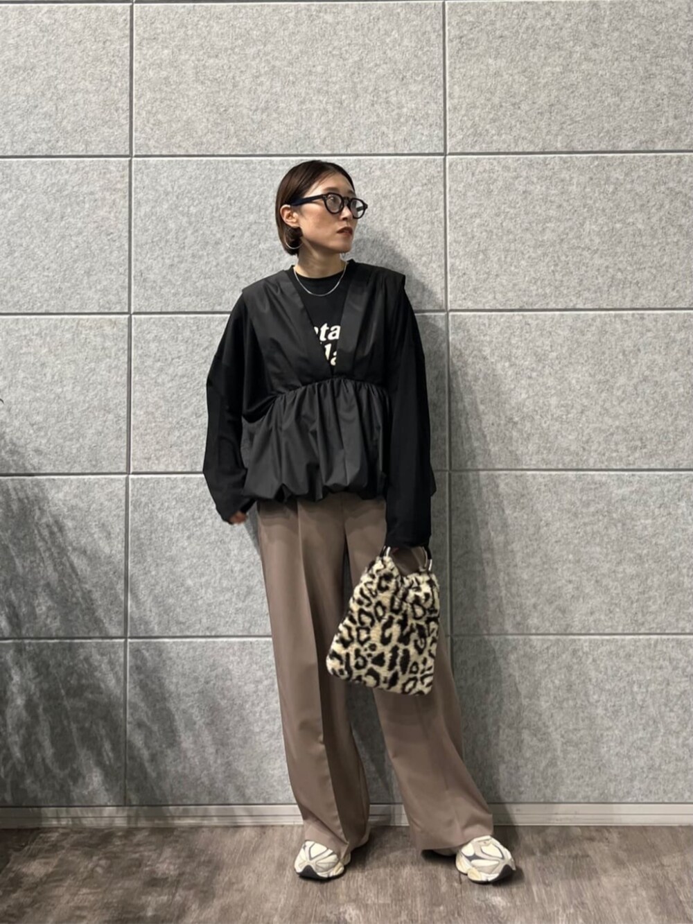 ブラウン系のハンドバッグ、ブラウン系のハンドバッグ、ブラック系のTシャツ/カットソーを着用したレディースの秋コーディネートの4枚目の写真