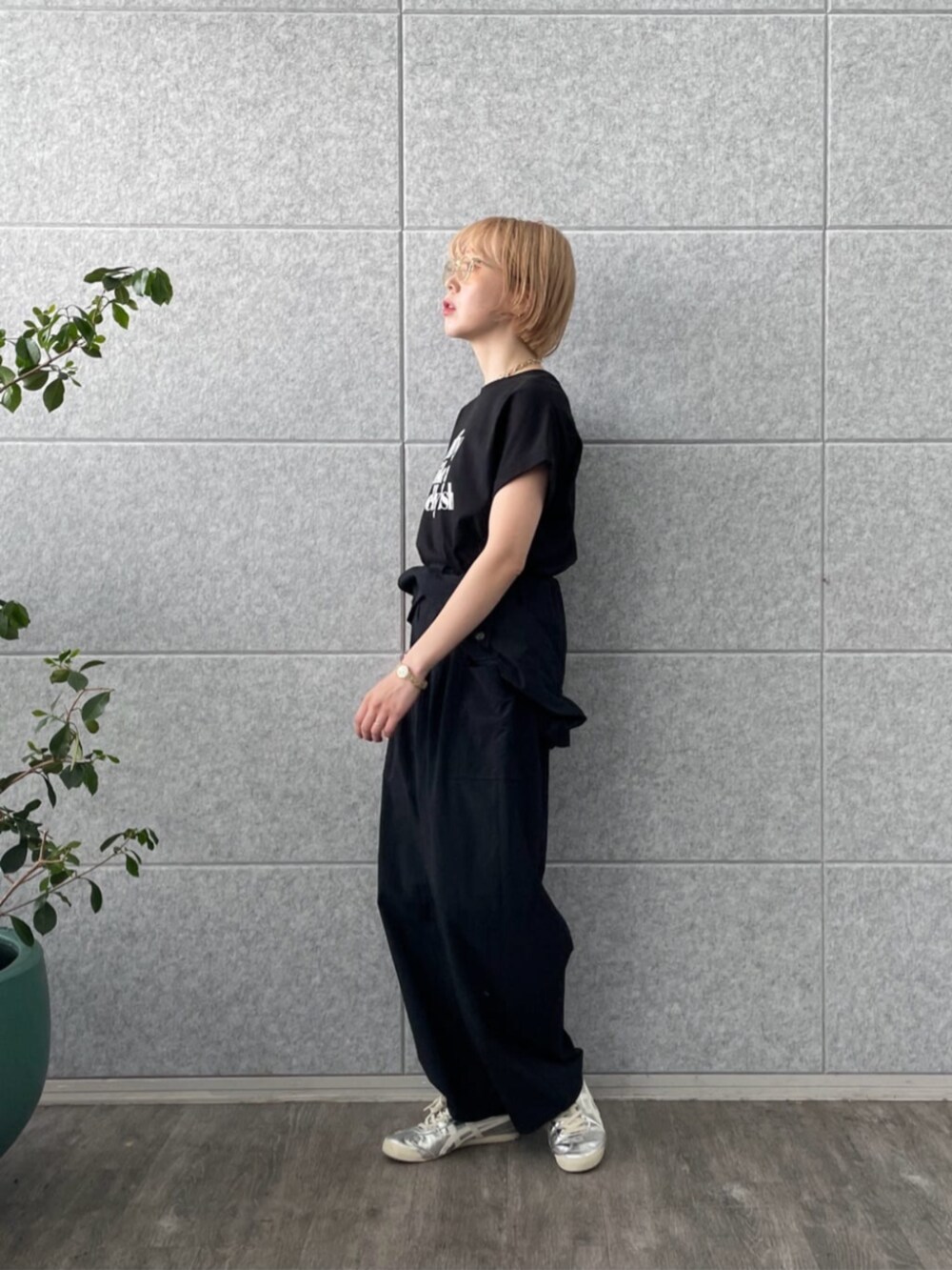 ブラック系のTシャツ/カットソー、ブラック系のサロペット/オーバーオールを着用したレディースの夏コーディネートの2枚目の写真