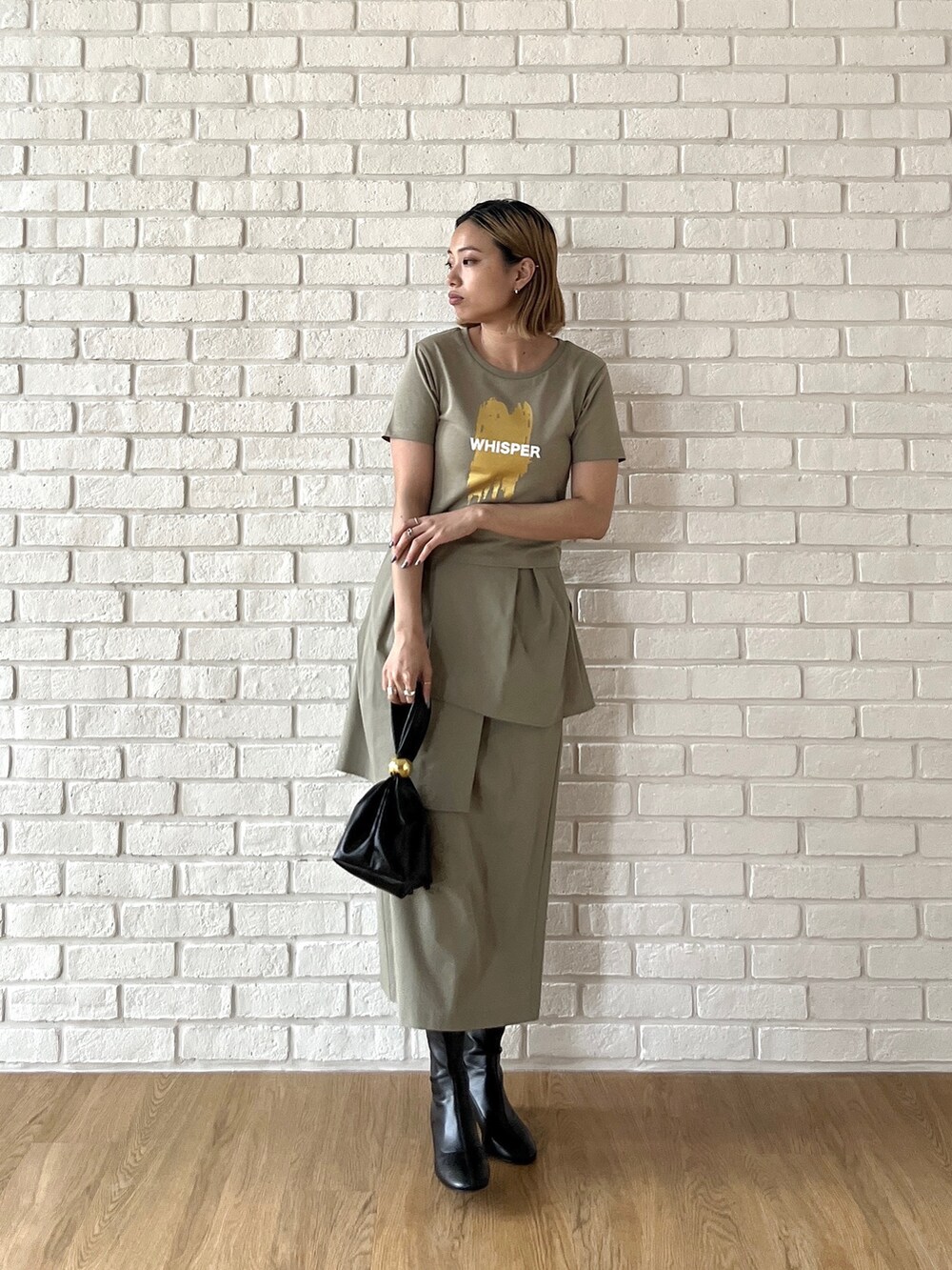 グリーン系のTシャツ/カットソー、グリーン系のスカートを着用したレディースの夏コーディネートの7枚目の写真