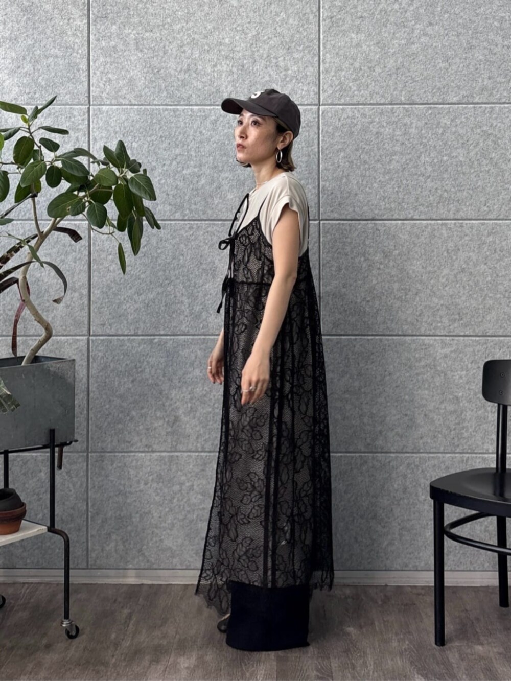 ブラック系のその他パンツ、ブラック系のワンピース、グレー系のワンピースを着用したレディースの夏コーディネートの2枚目の写真