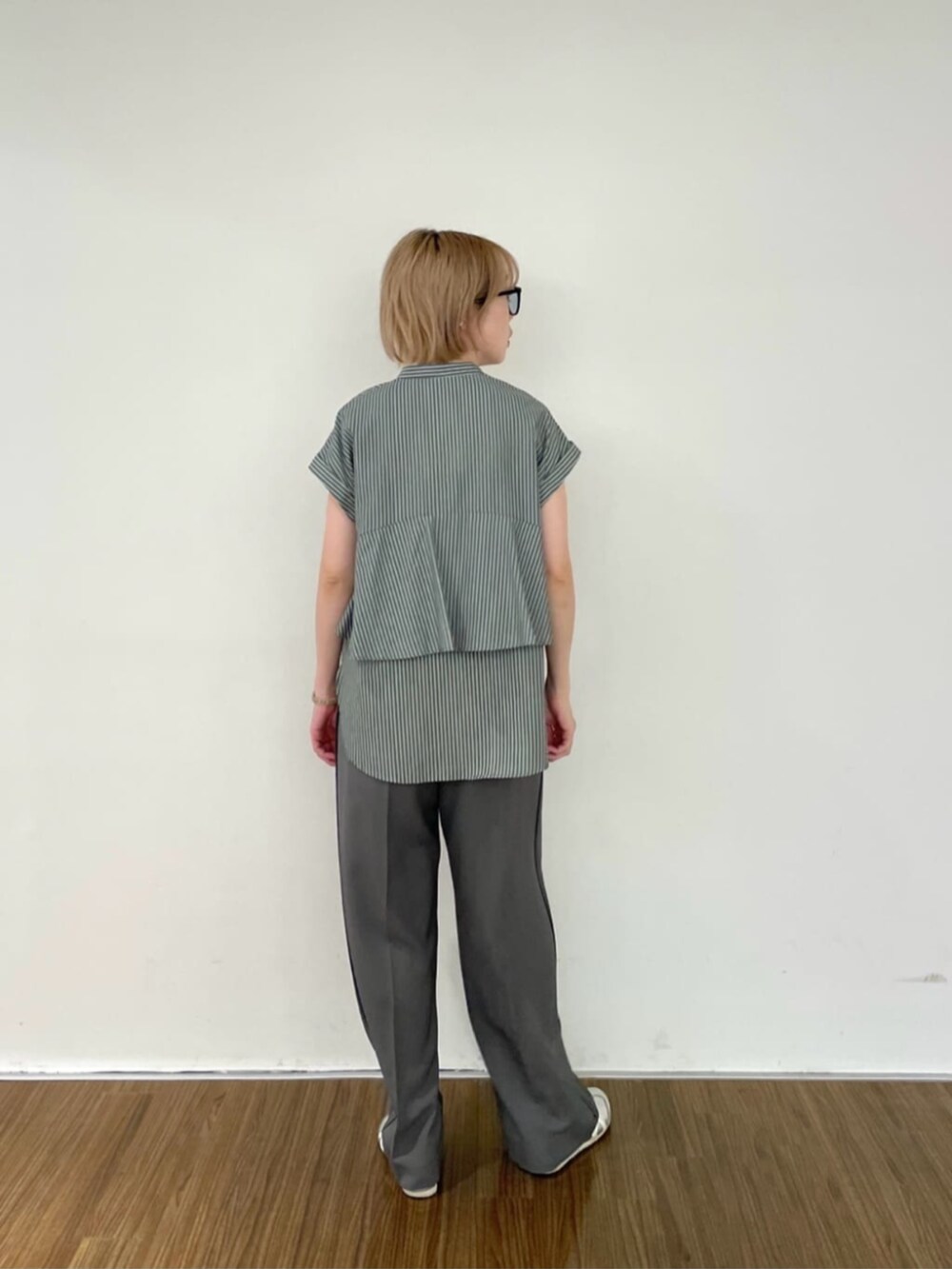 グレー系のその他パンツ、ブラック系のシャツ/ブラウスを着用したレディースの夏コーディネートの3枚目の写真