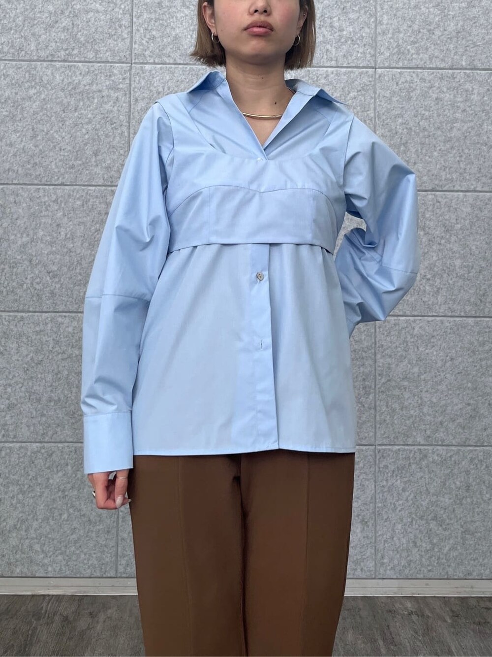 ブルー系のシャツ/ブラウス、ブラウン系のその他パンツを着用したレディースの冬コーディネートの6枚目の写真