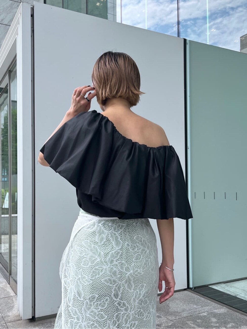 ブラック系のシャツ/ブラウス、ホワイト系のスカート、グリーン系のその他パンツを着用したレディースの夏コーディネートの8枚目の写真