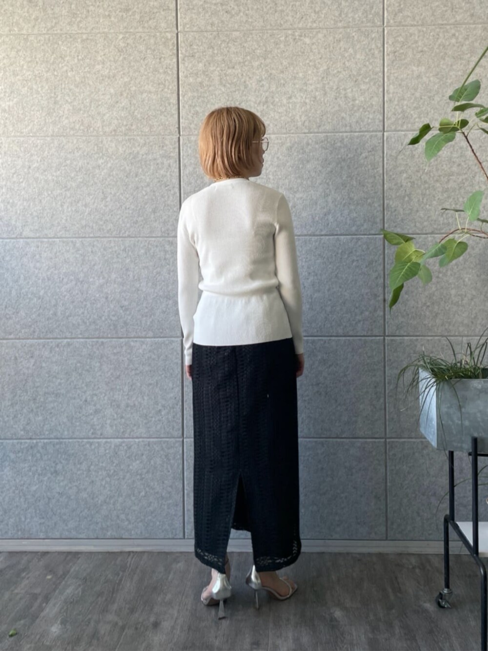 ホワイト系のカーディガン/ボレロ、ブラック系のスカートを着用したレディースの春コーディネートの3枚目の写真