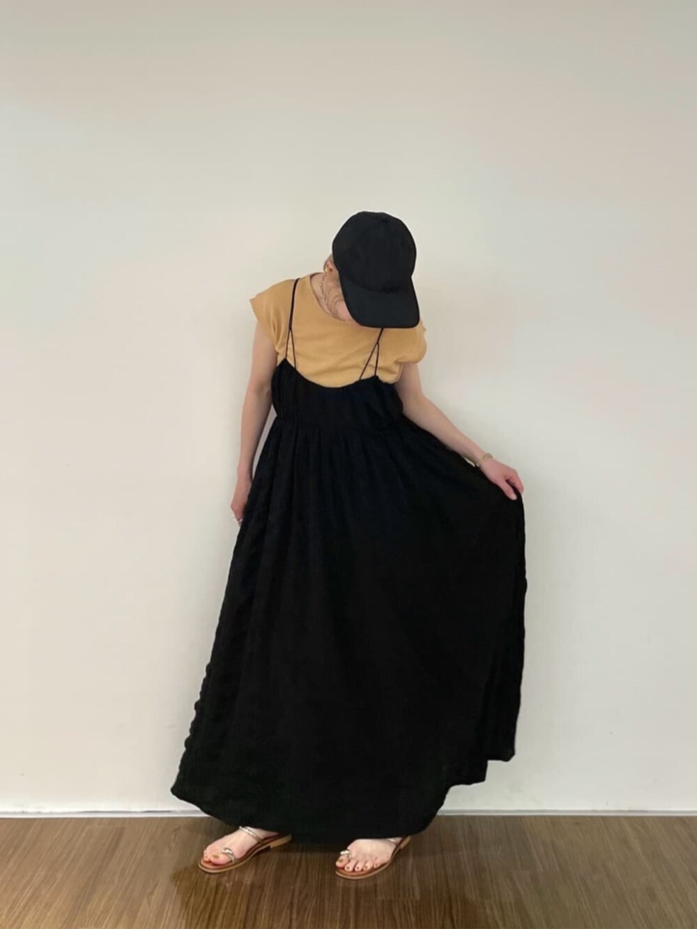 ブラック系のワンピース、ブラウン系のTシャツ/カットソー、ブラック系のキャップを着用したレディースの夏コーディネートの5枚目の写真