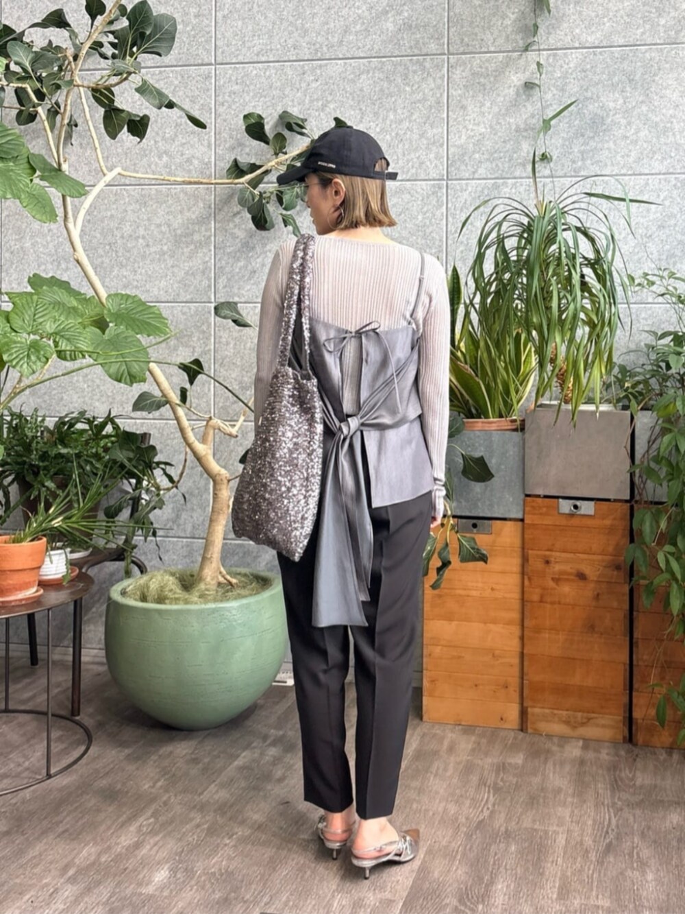 グレー系のニット/セーター、グレー系のタンクトップ、ブラック系のその他パンツを着用したレディースの春コーディネートの3枚目の写真