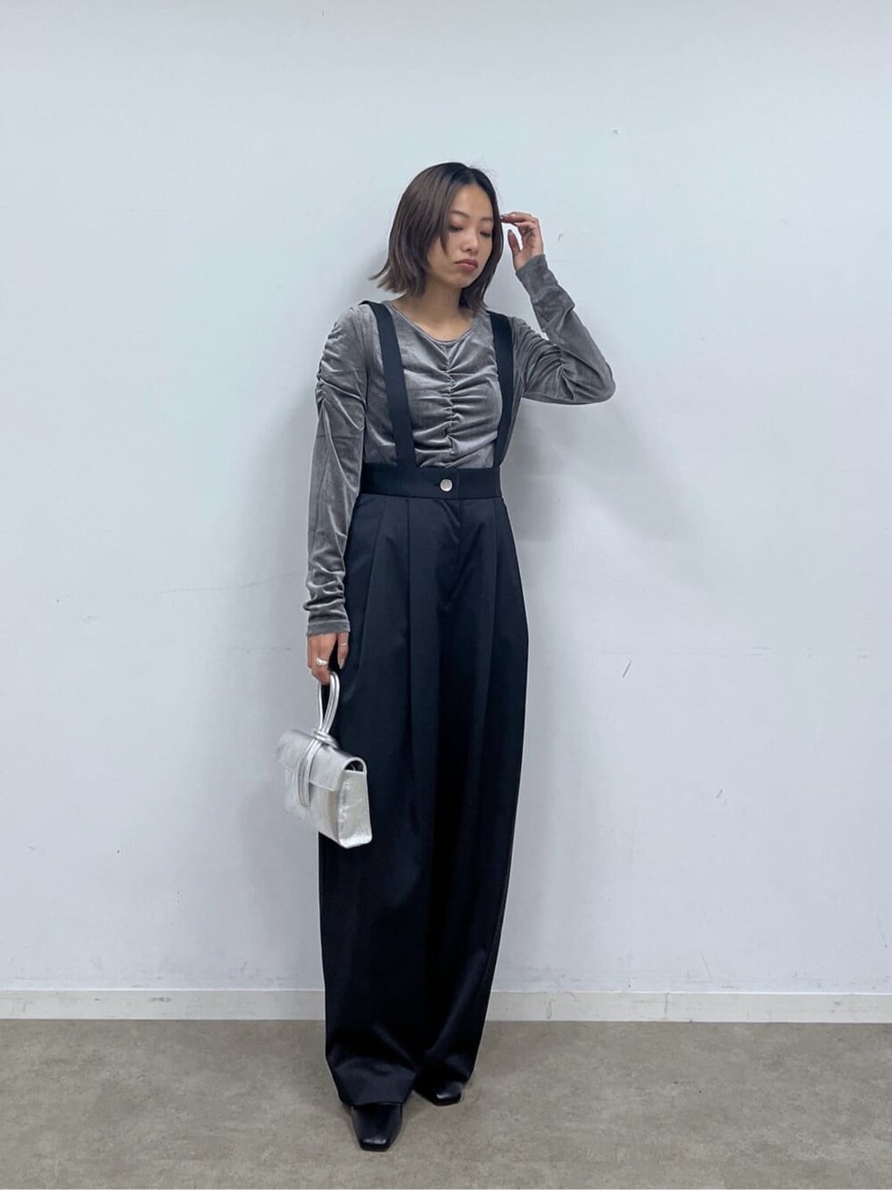 ブラック系のサロペット/オーバーオール、グレー系のTシャツ/カットソー、シルバー系のハンドバッグを着用したレディースの秋コーディネートの10枚目の写真