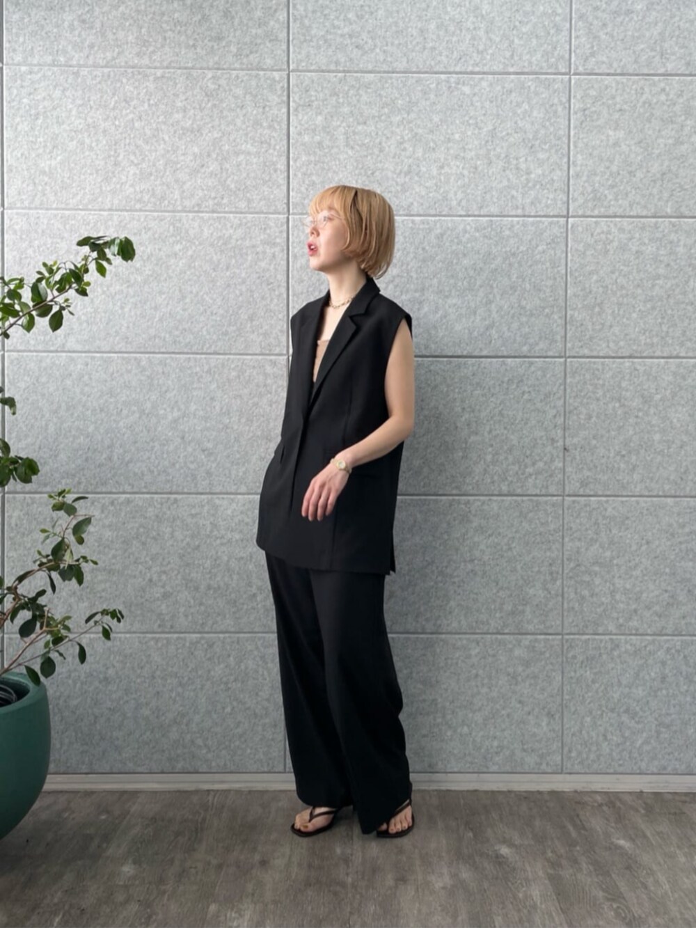 ブラック系のその他パンツ、ブラック系のベストを着用したレディースの夏コーディネートの2枚目の写真