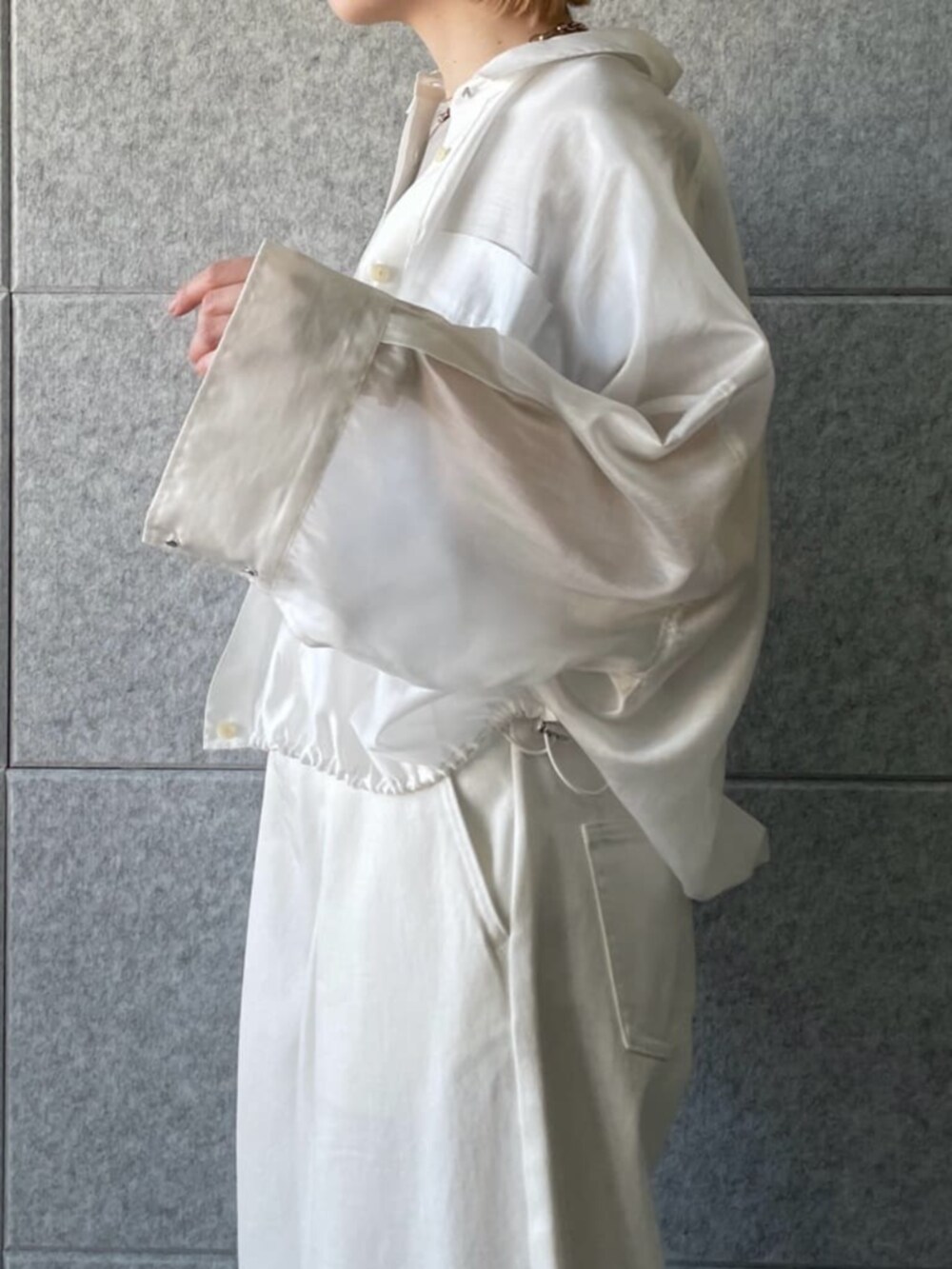 ホワイト系のデニムパンツ、ホワイト系のシャツ/ブラウス、グレー系のTシャツ/カットソーを着用したレディースの春コーディネートの5枚目の写真