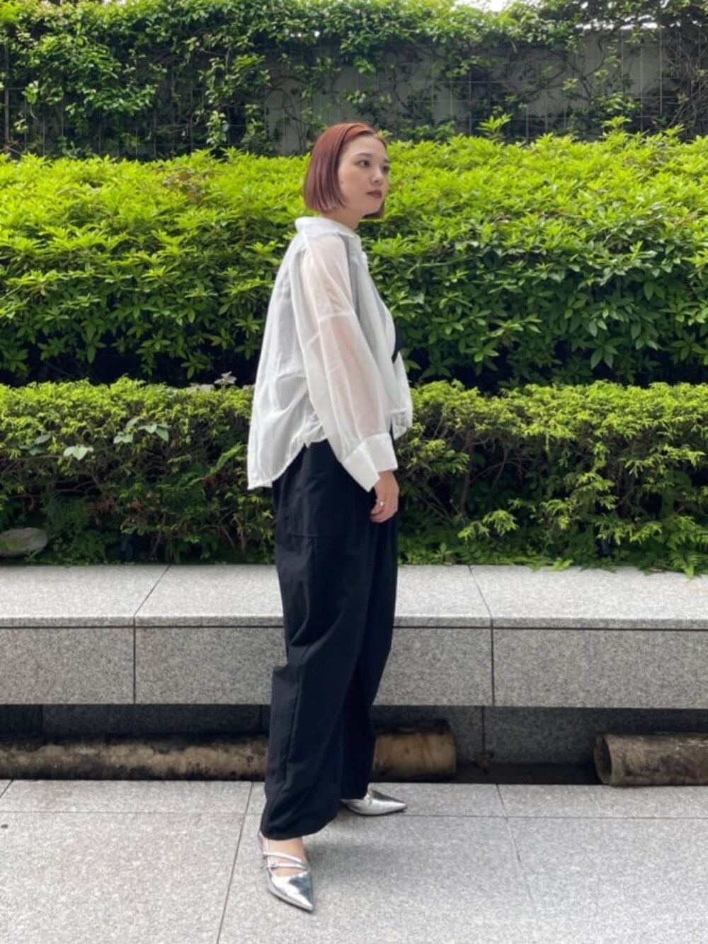 ホワイト系のシャツ/ブラウス、ブラック系のサロペット/オーバーオールを着用したレディースの夏コーディネートの2枚目の写真