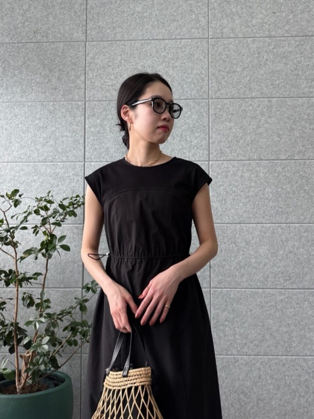 ブラック系のワンピースを着用したレディースの夏コーディネートの4枚目の写真