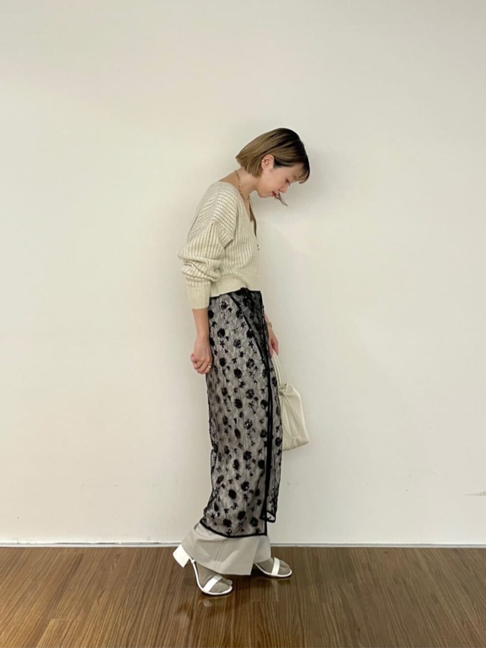 その他のTシャツ/カットソー、ブラック系のスカート、ベージュ系のその他パンツを着用したレディースの秋コーディネートの2枚目の写真