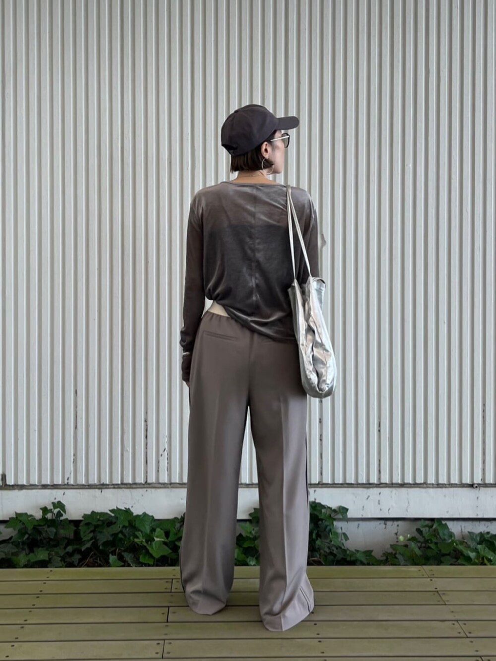 グレー系のその他パンツ、グレー系のTシャツ/カットソーを着用したレディースの秋コーディネートの2枚目の写真