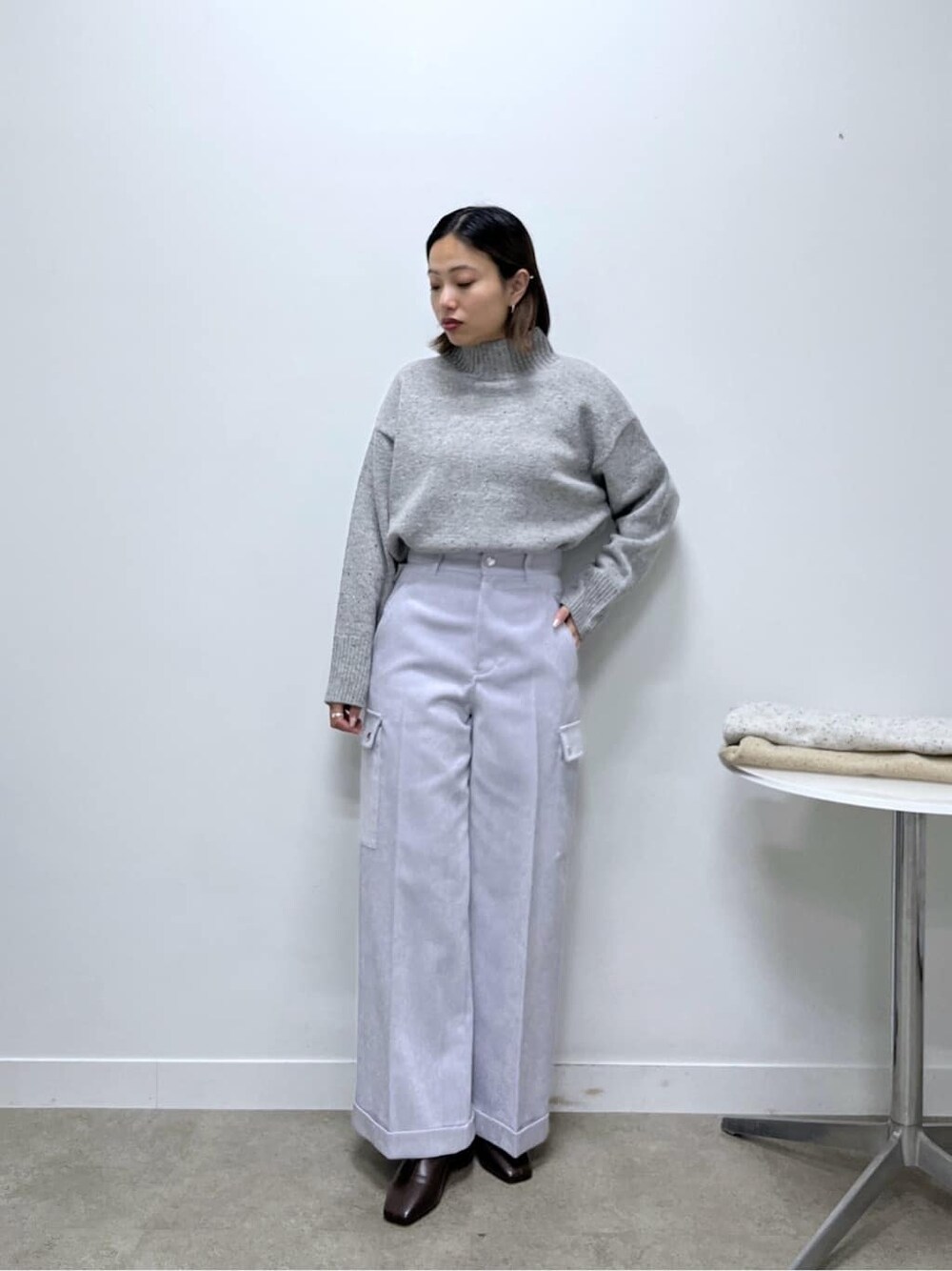 グレー系のニット/セーター、パープル系のその他パンツを着用したレディースの冬コーディネートの2枚目の写真