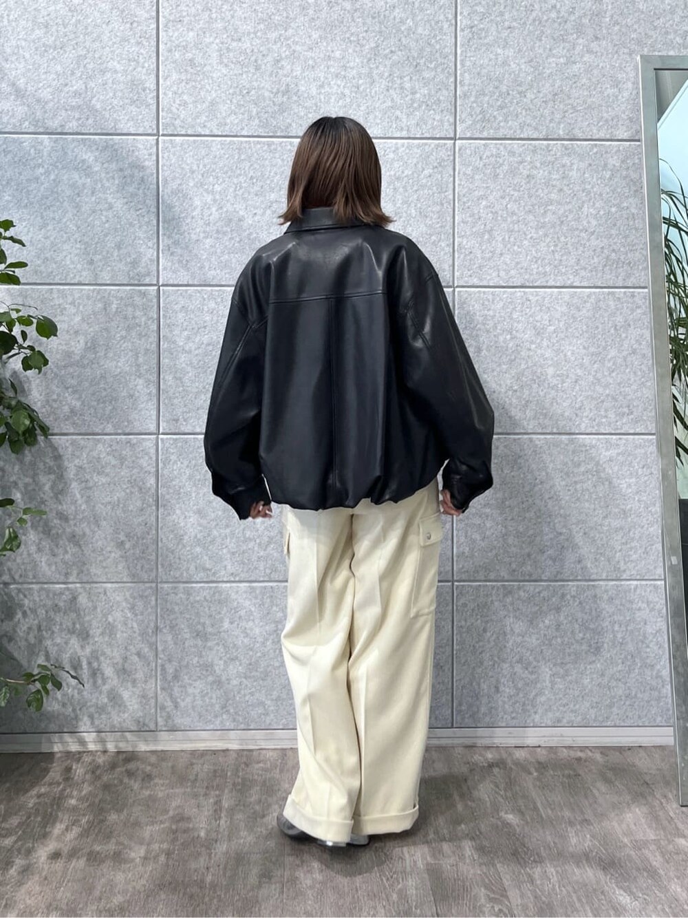 ブラック系のブルゾン、ブラック系のニット/セーター、ホワイト系のその他パンツを着用したレディースの秋コーディネートの4枚目の写真