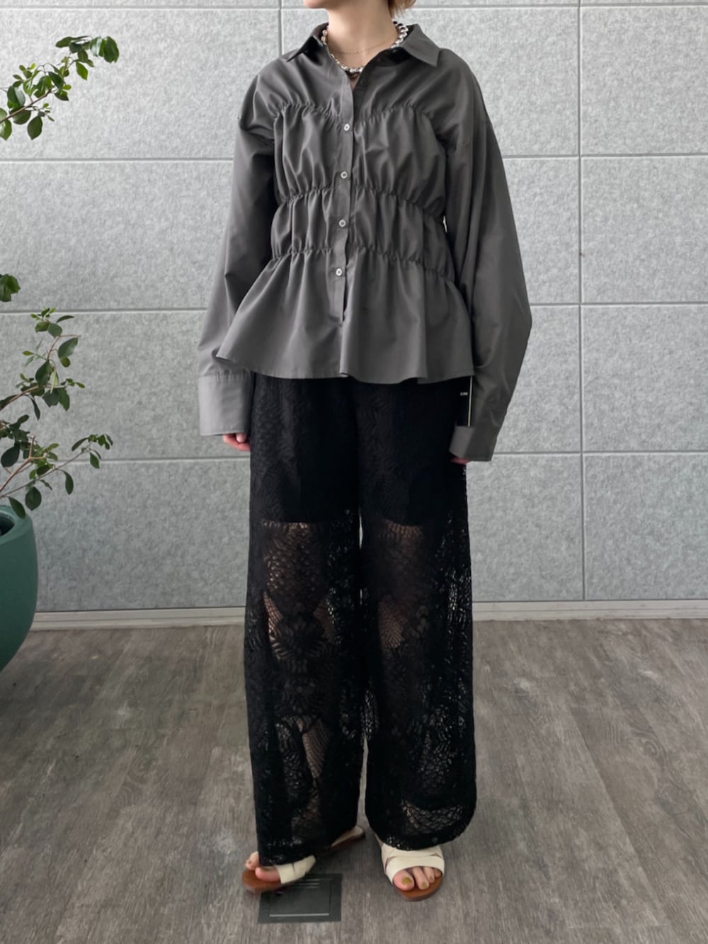 グレー系のシャツ/ブラウスを着用したレディースの春コーディネートの4枚目の写真