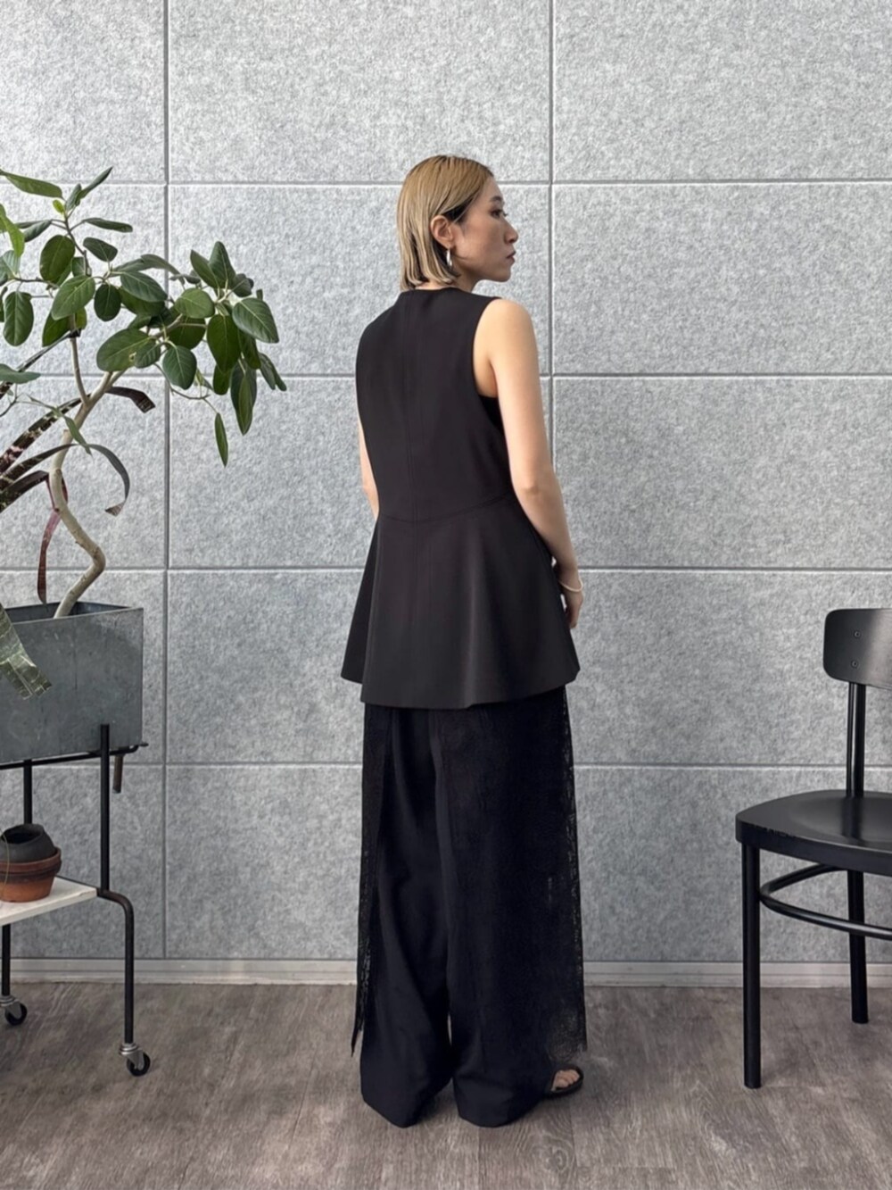 ブラック系のその他パンツ、ブラック系のスカート、ブラック系のベストを着用したレディースの夏コーディネートの2枚目の写真