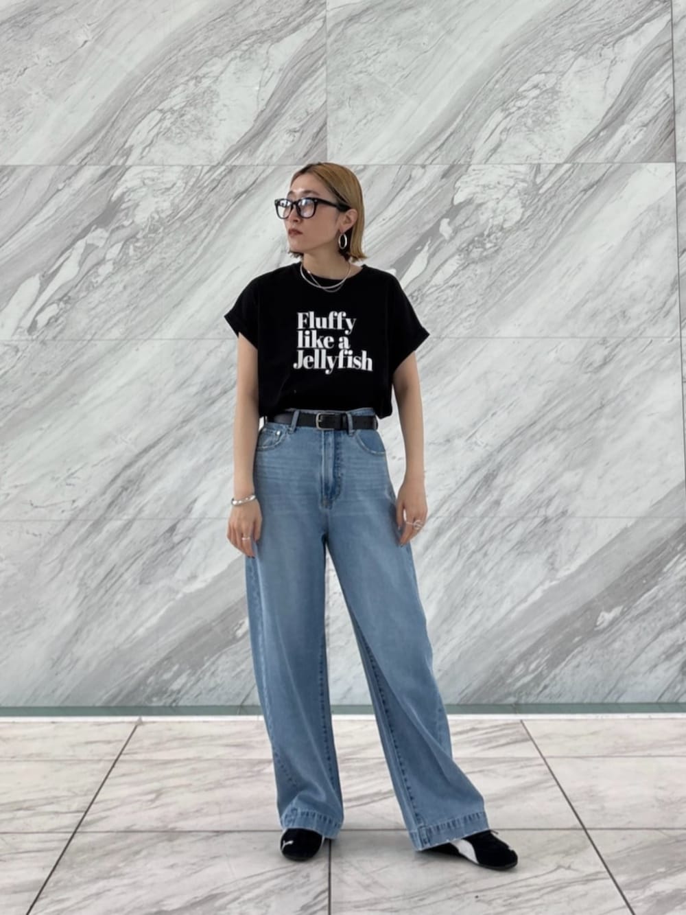 ブルー系のデニムパンツ、ホワイト系のシャツ/ブラウス、ブラック系のTシャツ/カットソーを着用したレディースの春コーディネートの4枚目の写真