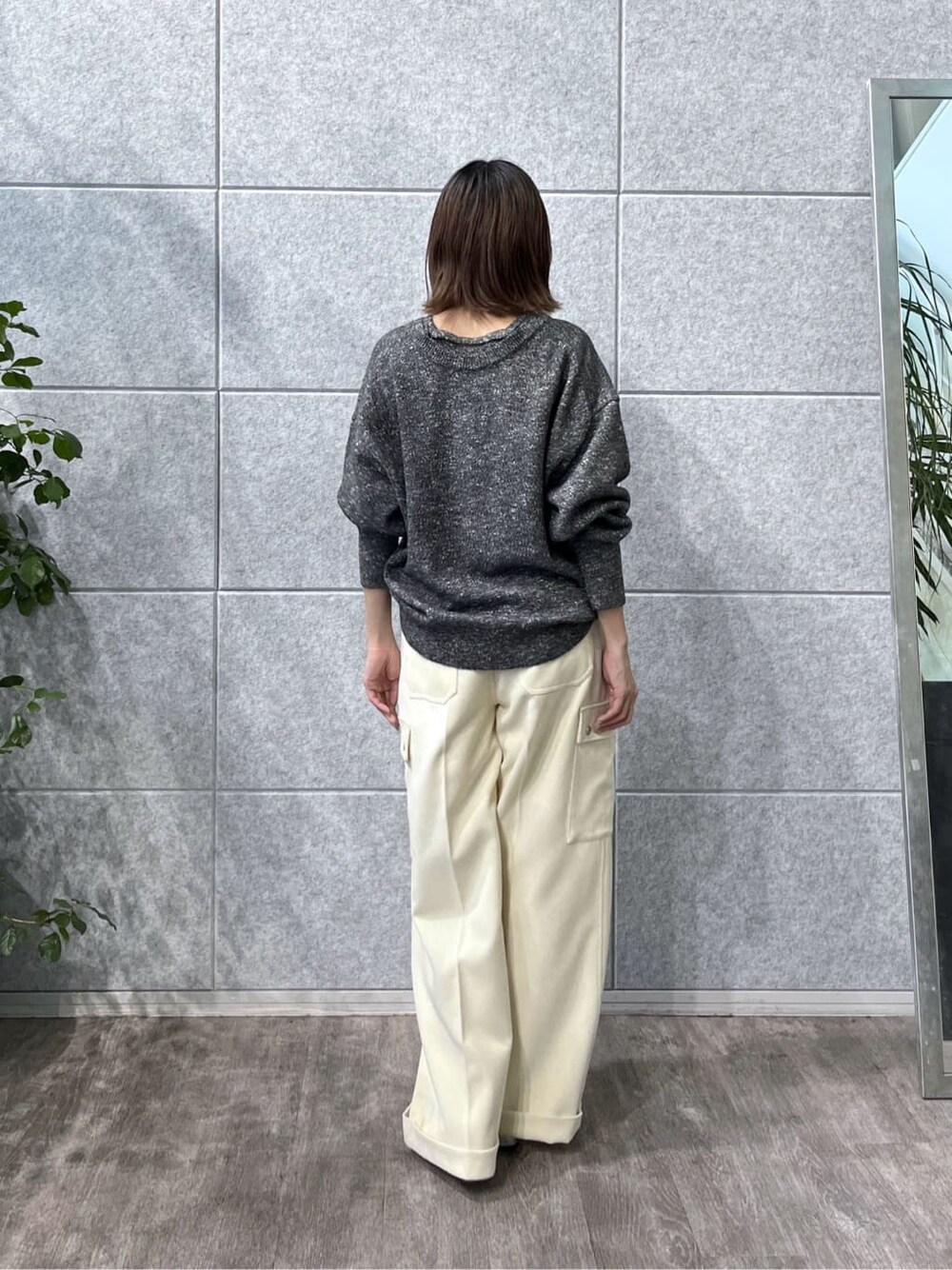 ブラック系のニット/セーター、ホワイト系のその他パンツ、ブラック系のブルゾンを着用したレディースの秋コーディネートの3枚目の写真