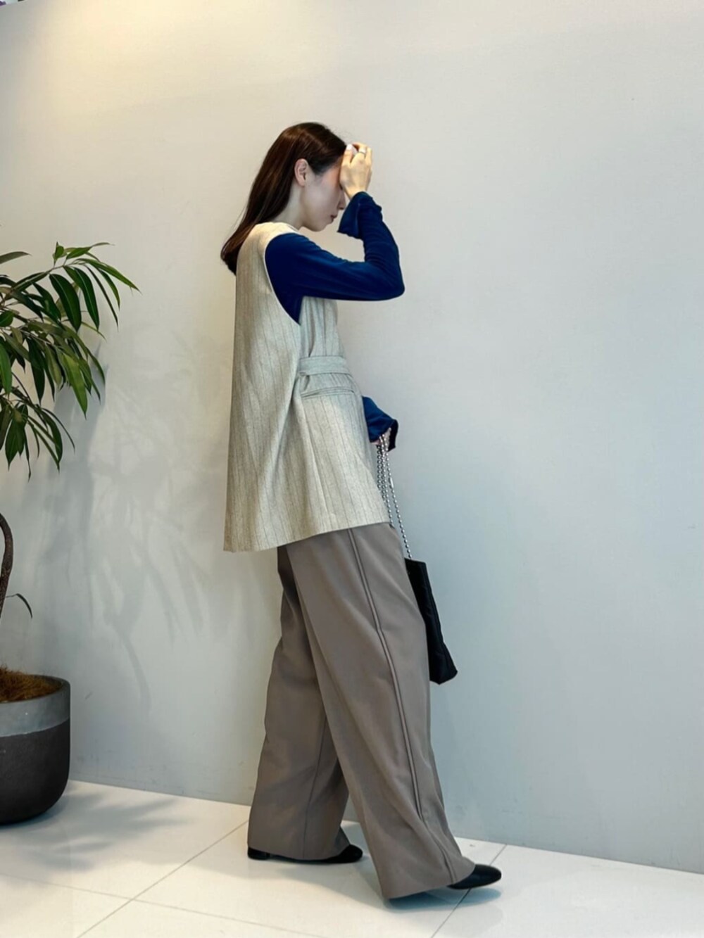ブラウン系のその他パンツ、ベージュ系のベスト、ブルー系のTシャツ/カットソーを着用したレディースの秋コーディネートの2枚目の写真