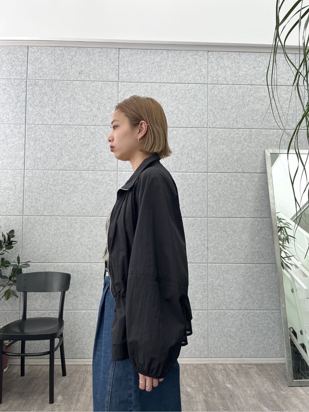 ブラック系のブルゾン、グリーン系のシャツ/ブラウス、ブルー系のデニムパンツを着用したレディースの冬コーディネートの8枚目の写真