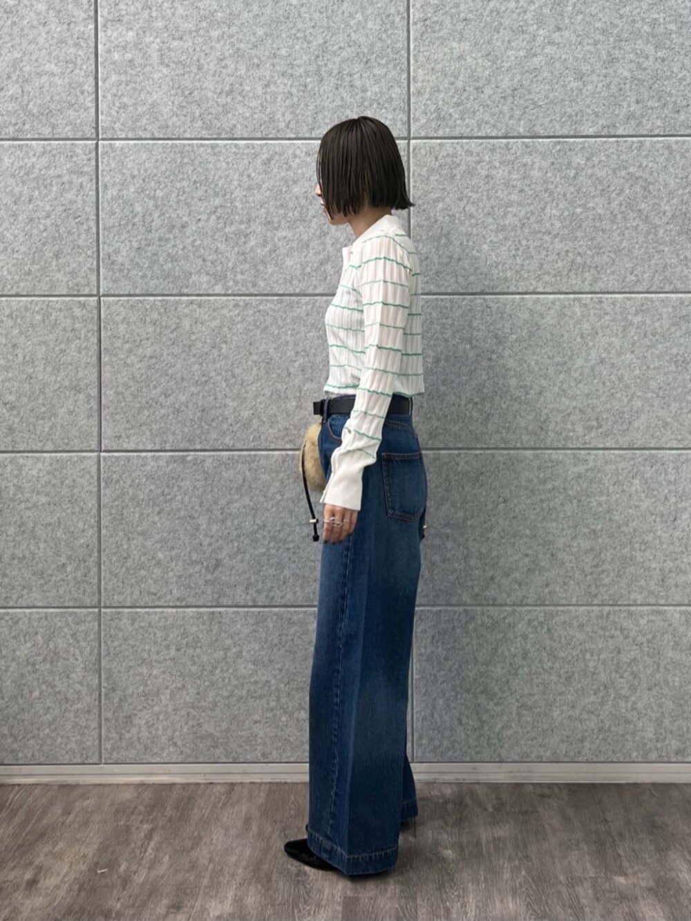 ブルー系のデニムパンツ、ホワイト系のニット/セーターを着用したレディースの冬コーディネートの3枚目の写真