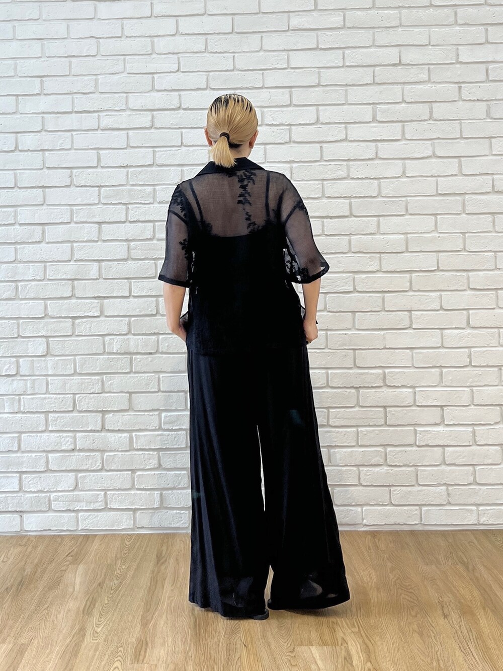 ブラック系のシャツ/ブラウス、ブラック系のその他パンツを着用したレディースの夏コーディネートの3枚目の写真