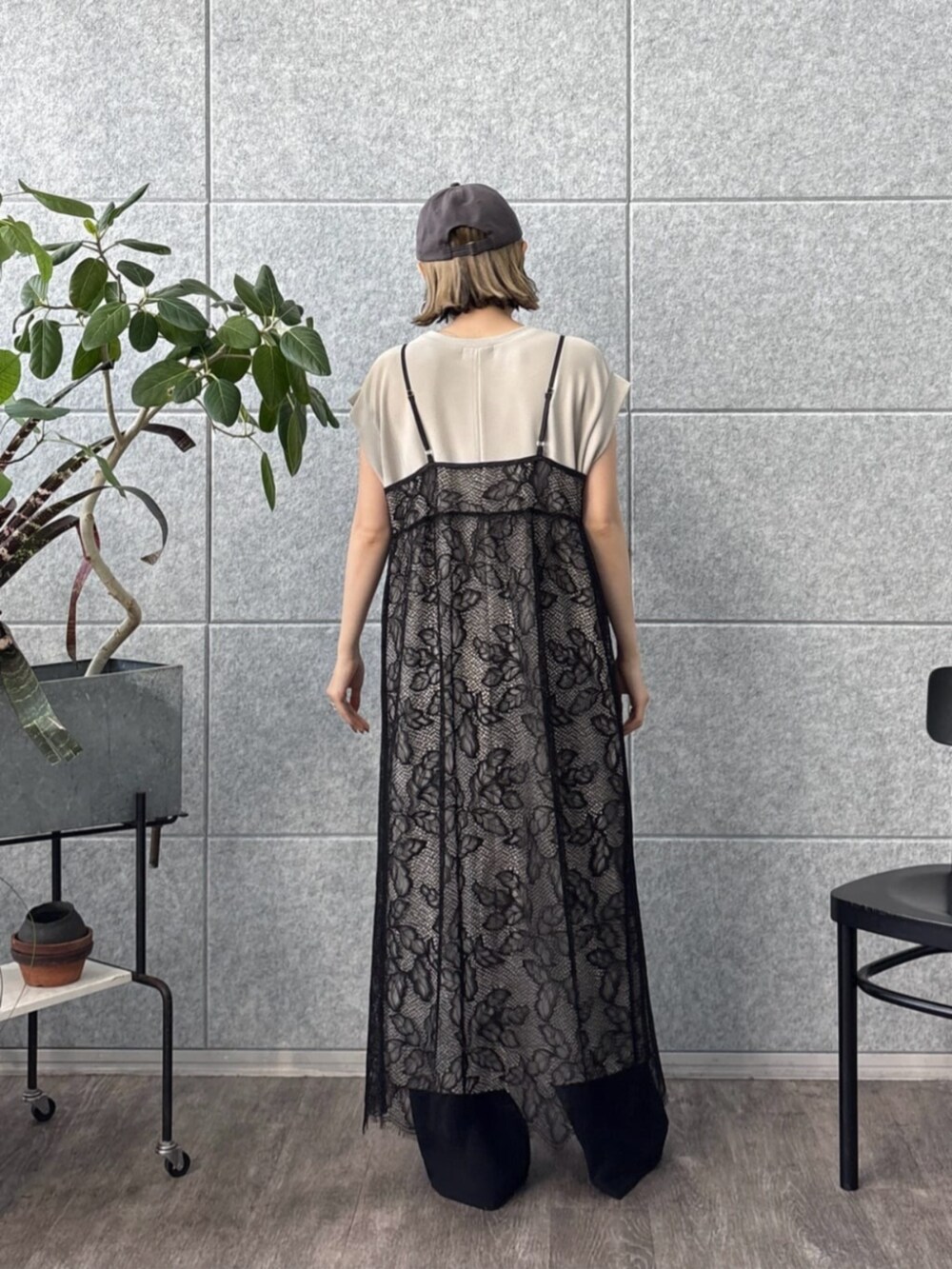 ブラック系のその他パンツ、ブラック系のワンピース、グレー系のワンピースを着用したレディースの夏コーディネートの3枚目の写真