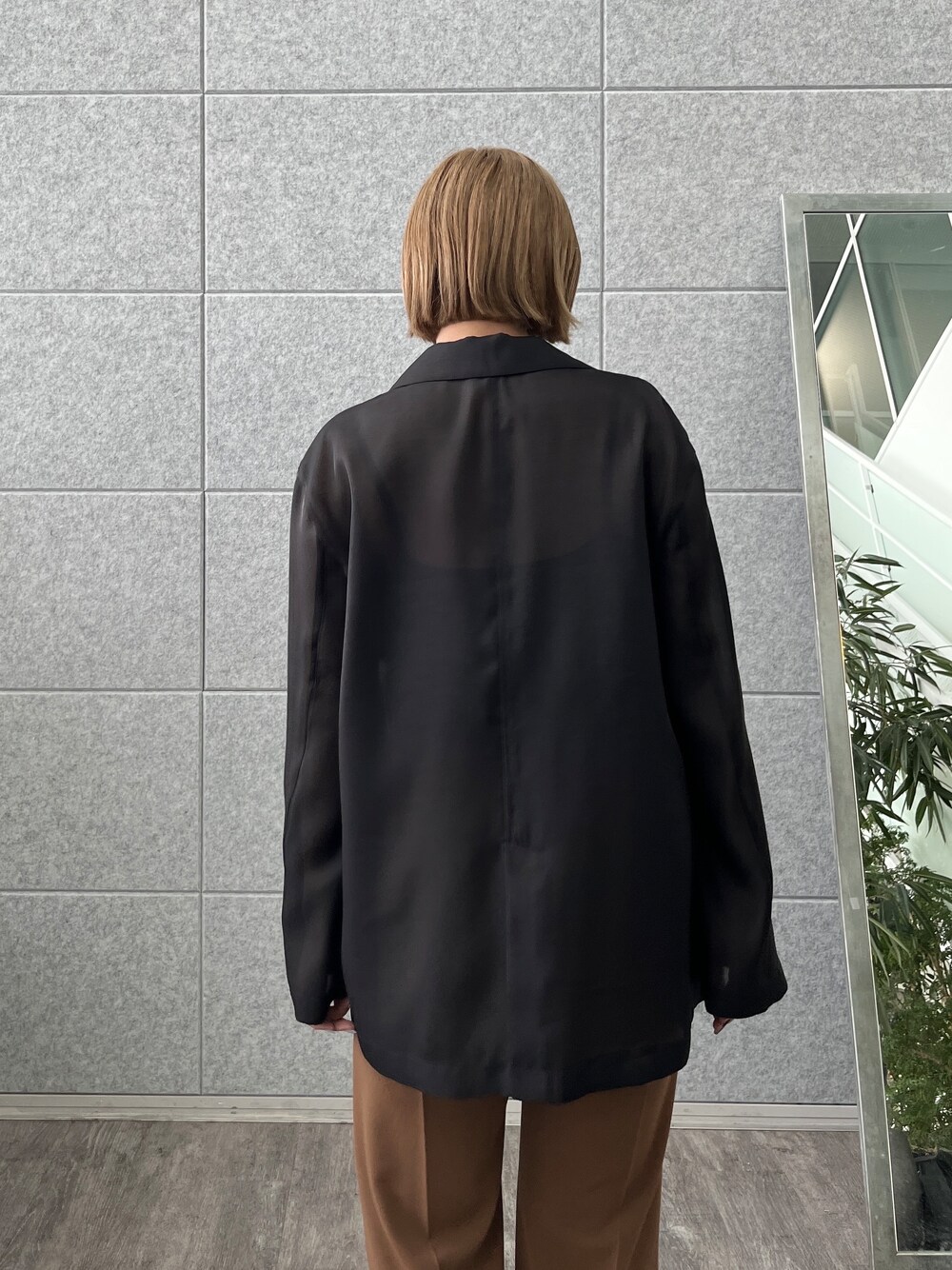 ブラウン系のその他パンツ、ブラック系のシャツ/ブラウス、ブラック系のテーラードジャケットを着用したレディースの春コーディネートの8枚目の写真