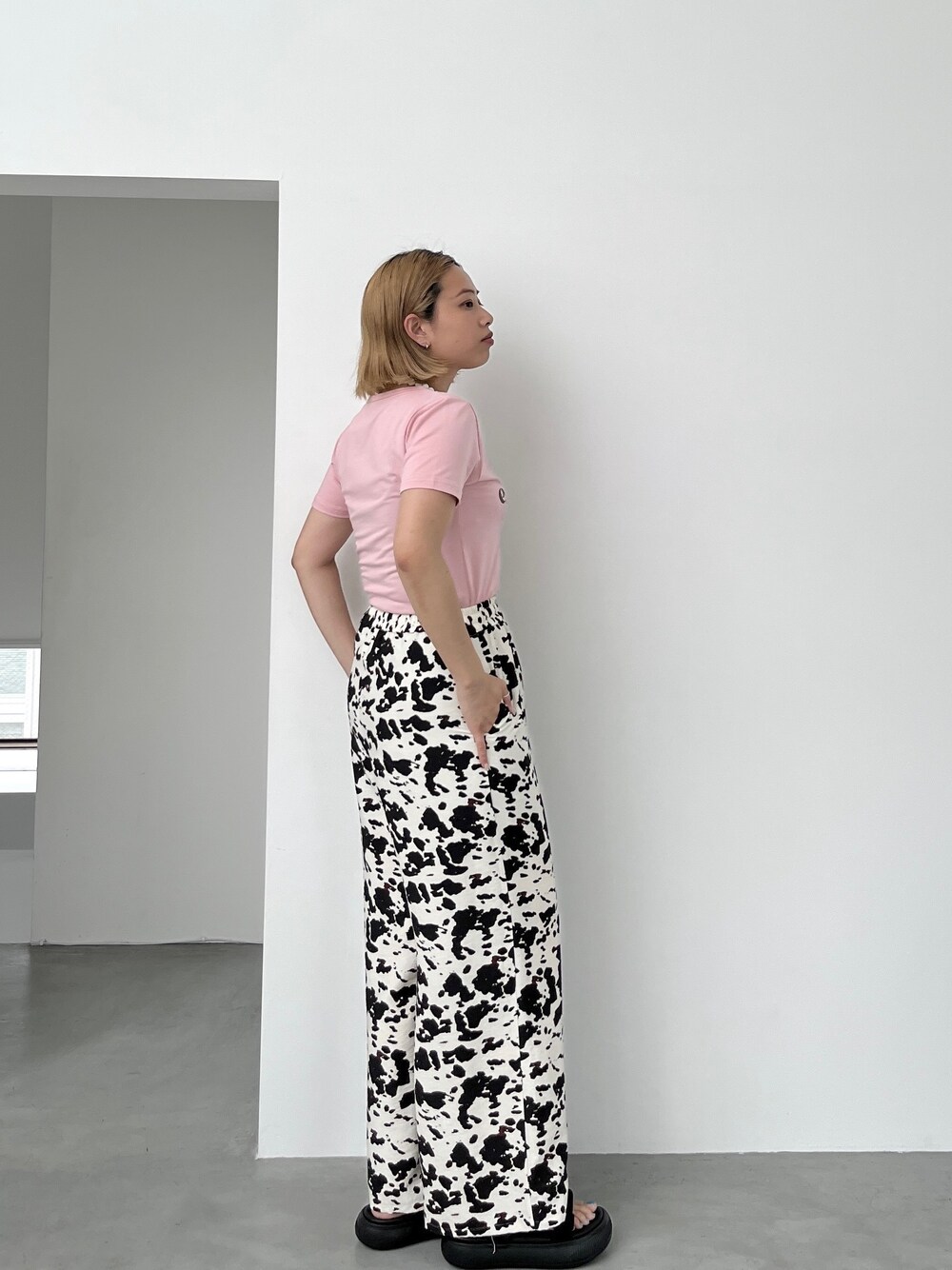ピンク系のTシャツ/カットソー、ベージュ系のその他パンツ、ブラック系のサンダルを着用したレディースの夏コーディネートの3枚目の写真