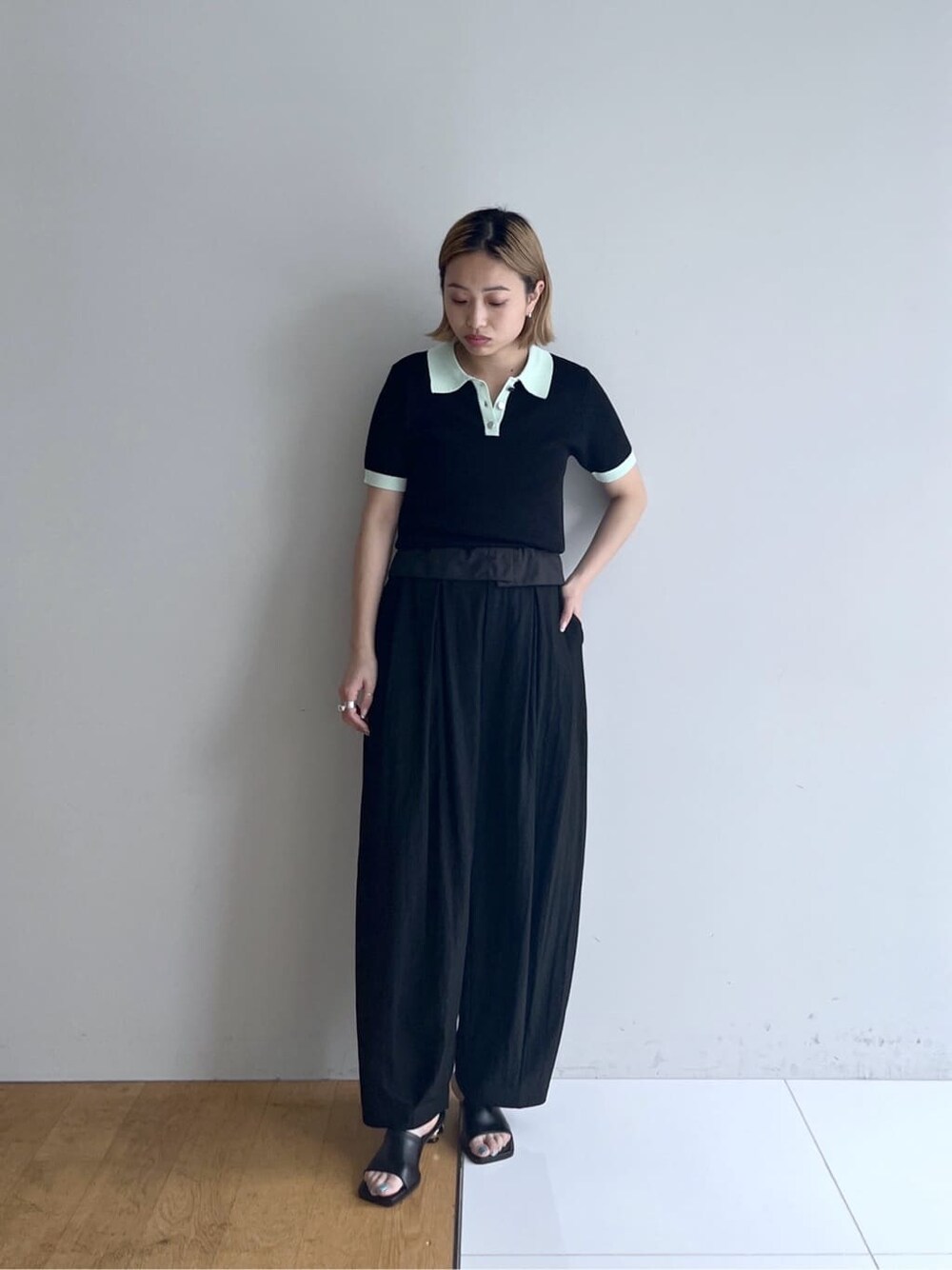 ブラック系のニット/セーター、ブラック系のその他パンツ、ブラック系のサンダルを着用したレディースの春コーディネートの9枚目の写真