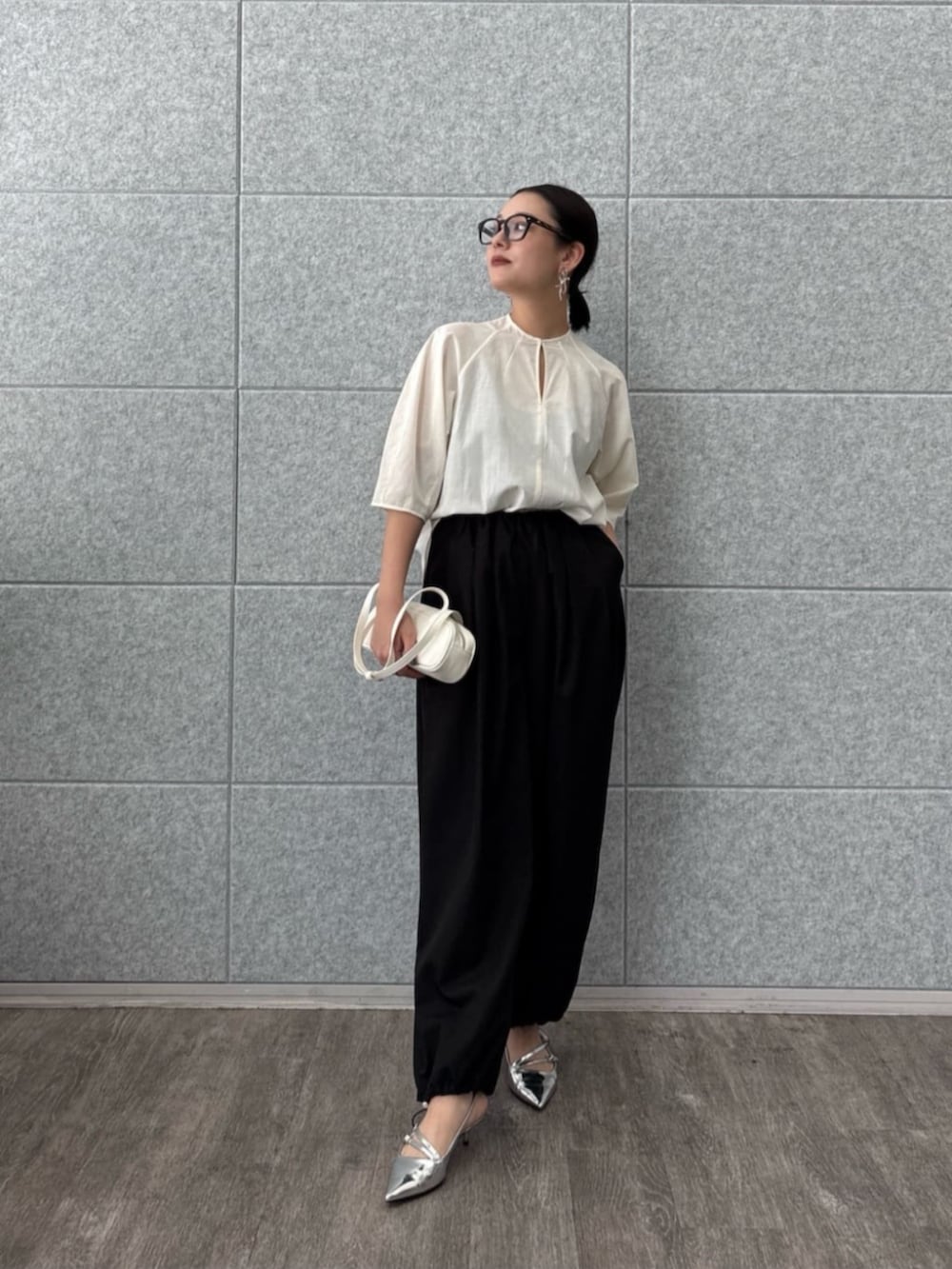 ブラック系のその他パンツ、ホワイト系のシャツ/ブラウスを着用したレディースの夏コーディネートの3枚目の写真