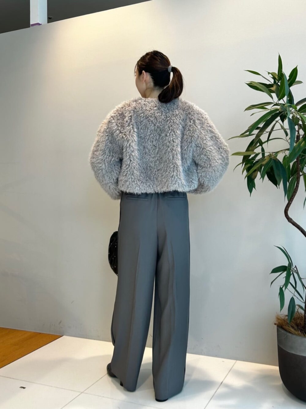 グレー系のノーカラージャケット、ブラック系のTシャツ/カットソー、グレー系のその他パンツを着用したレディースの秋コーディネートの4枚目の写真