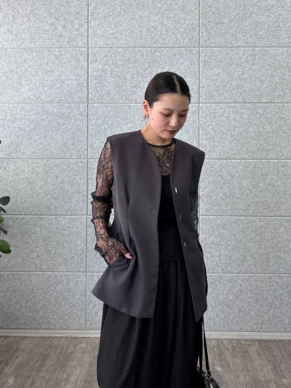 ブラック系のTシャツ/カットソー、グレー系のノーカラージャケット、ブラック系のその他パンツを着用したレディースの夏コーディネートの6枚目の写真