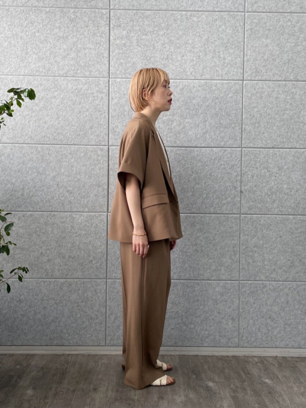 イエロー系のテーラードジャケット、ホワイト系のTシャツ/カットソー、イエロー系のその他パンツを着用したレディースの夏コーディネートの2枚目の写真