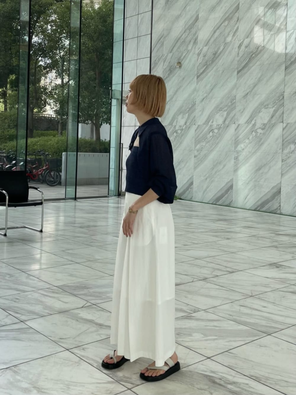 「ワイドパンツ、春夏コーデ、休日スタイル、お出かけコーデ、大人カジュアルコーデ、春、パンツスタイル、春ファッション、春ニット、白パンツ、ワイドシルエット、オトナカジュアル、160cm台コーデ、160cm」｜「GALLESTのビスチェポロアンサンブル（アンサンブル、ブルー系）」を使った、GALLEST  OFFICIALさん（レディース・160cm）の春コーディネートの2枚目の写真