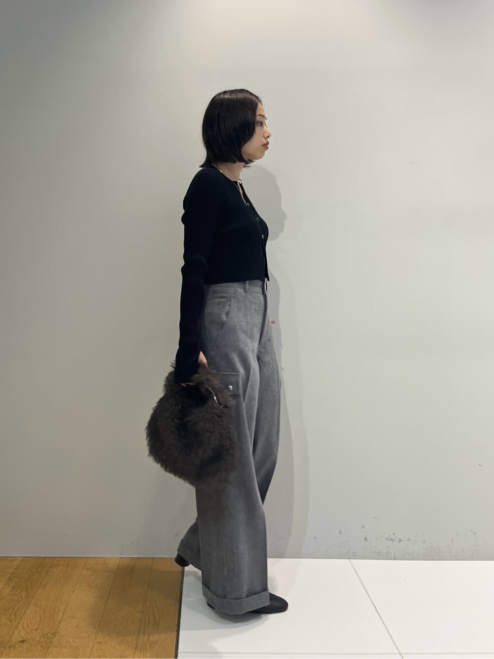 ブラック系のカーディガン/ボレロ、グレー系のその他パンツ、グレー系のハンドバッグを着用したレディースの秋コーディネートの3枚目の写真