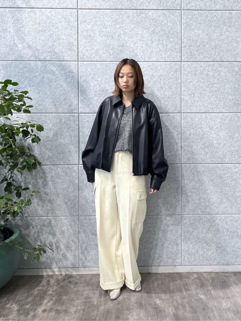 ブラック系のニット/セーター、ホワイト系のその他パンツ、ブラック系のブルゾンを着用したレディースの秋コーディネートの10枚目の写真