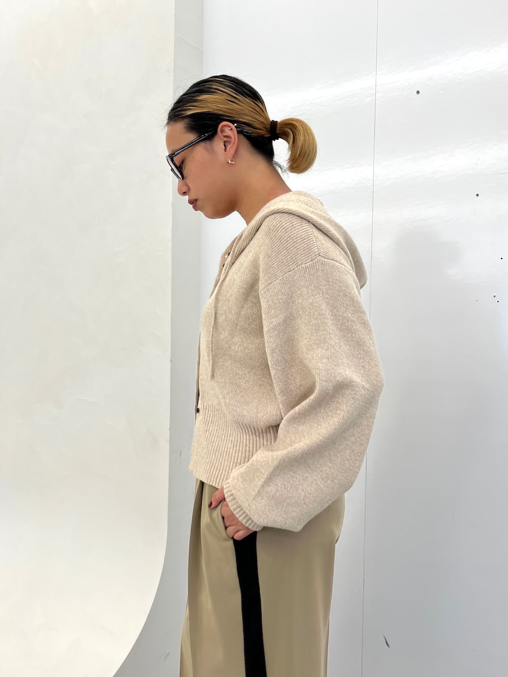 ベージュ系のその他パンツを着用したレディースの秋コーディネートの9枚目の写真