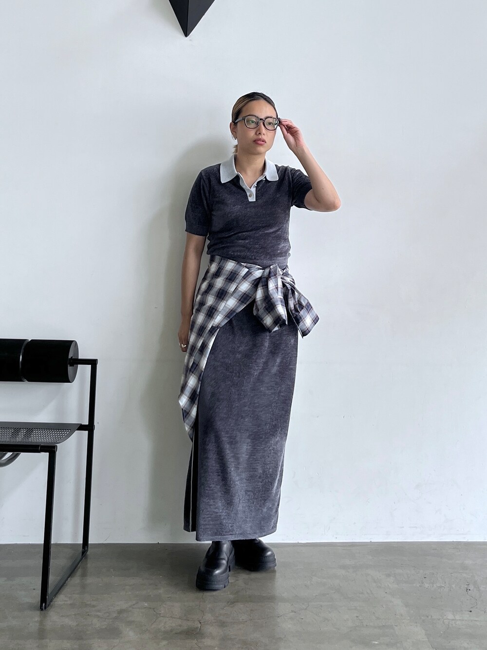 グレー系のニット/セーター、グレー系のスカート、ブルー系のシャツ/ブラウスを着用したレディースの夏コーディネートの8枚目の写真