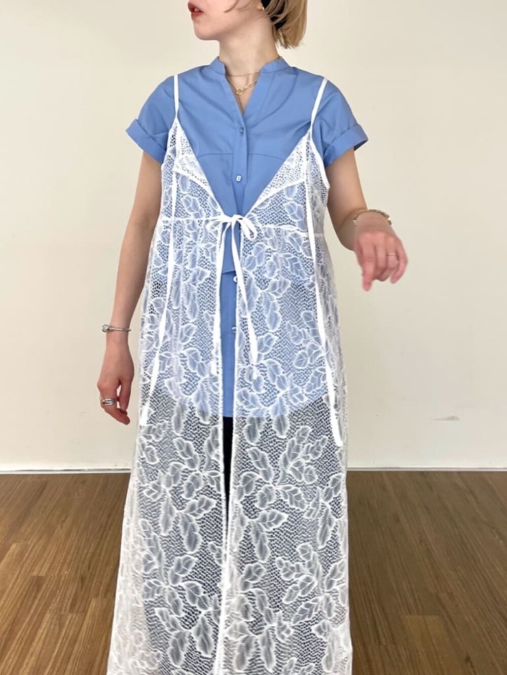 ブルー系のデニムパンツ、ホワイト系のワンピース、ブルー系のシャツ/ブラウスを着用したレディースの夏コーディネートの4枚目の写真