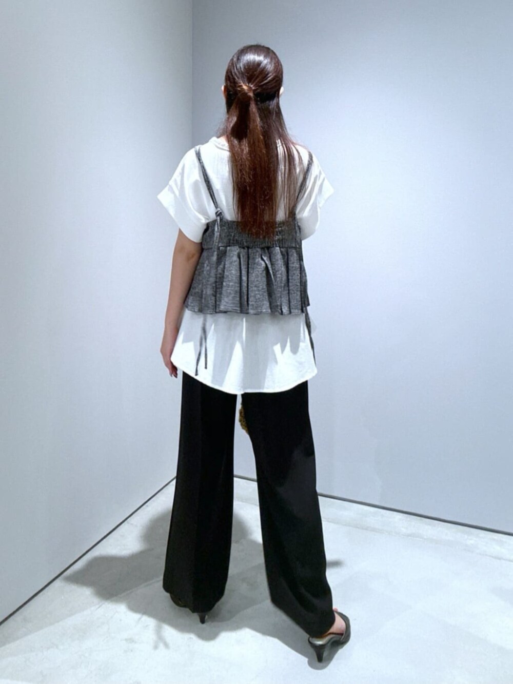 ホワイト系のTシャツ/カットソー、グレー系のタンクトップ、ブラック系のその他パンツを着用したレディースの夏コーディネートの2枚目の写真