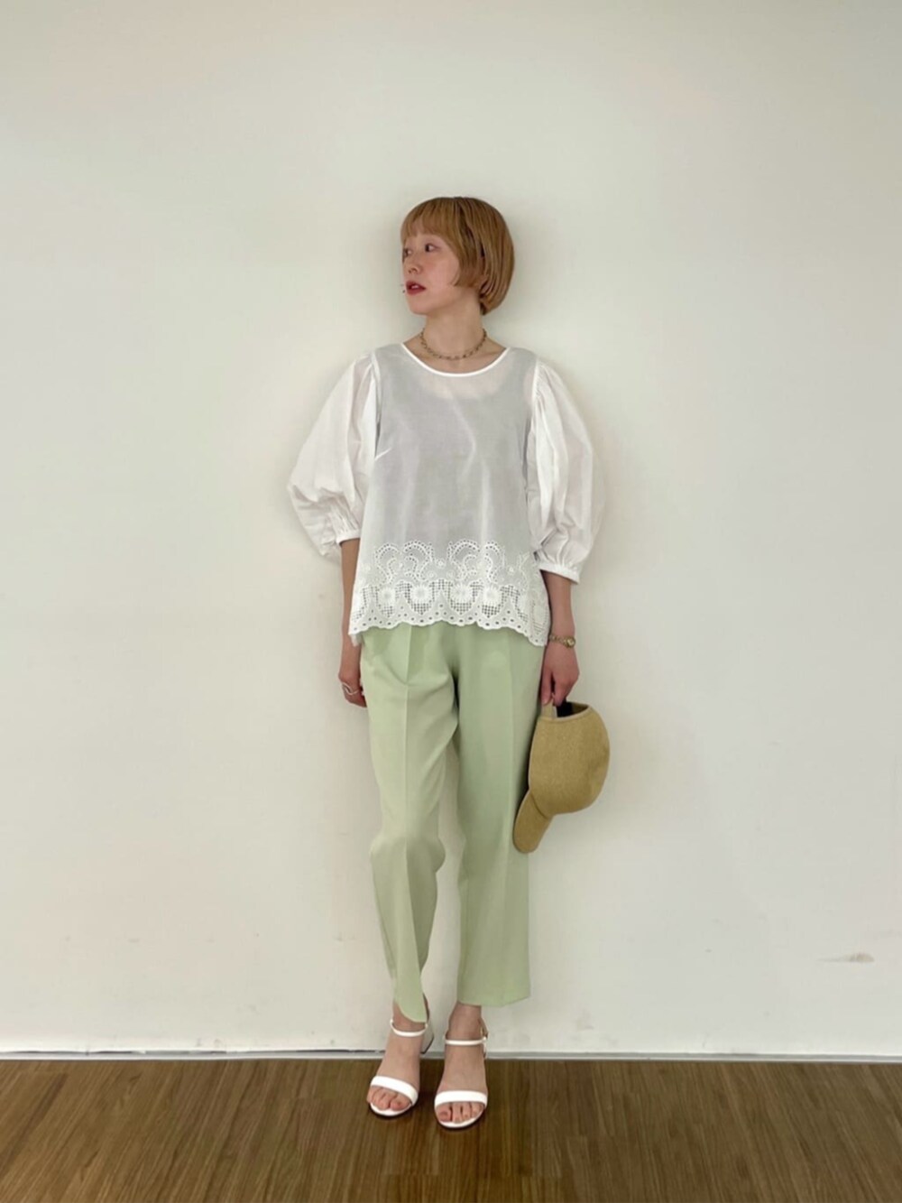 ホワイト系のシャツ/ブラウス、グリーン系のその他パンツ、ベージュ系のキャップを着用したレディースの春コーディネートの2枚目の写真