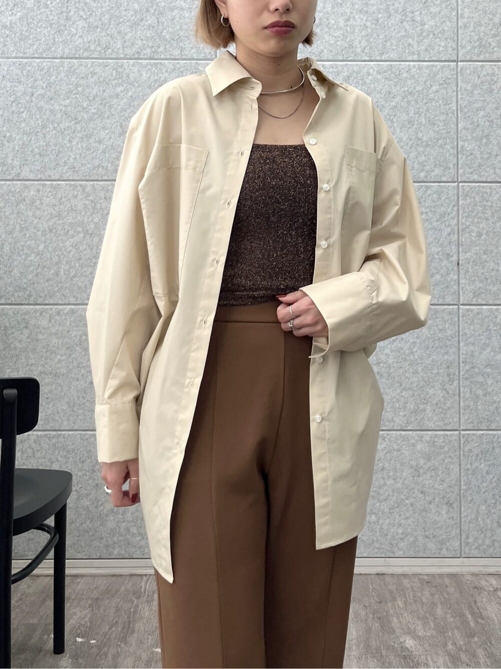ベージュ系のシャツ/ブラウス、ブラウン系のタンクトップ、ブラウン系のその他パンツを着用したレディースの春コーディネートの5枚目の写真