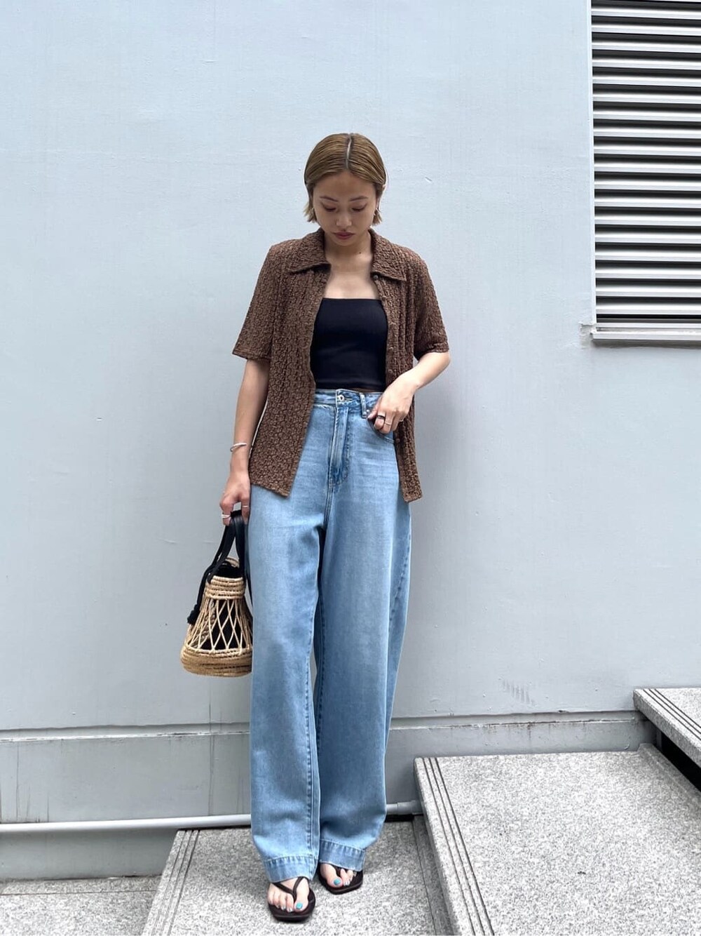 ブラウン系のシャツ/ブラウス、ブルー系のデニムパンツ、ブラック系のハンドバッグを着用したレディースの夏コーディネートの9枚目の写真