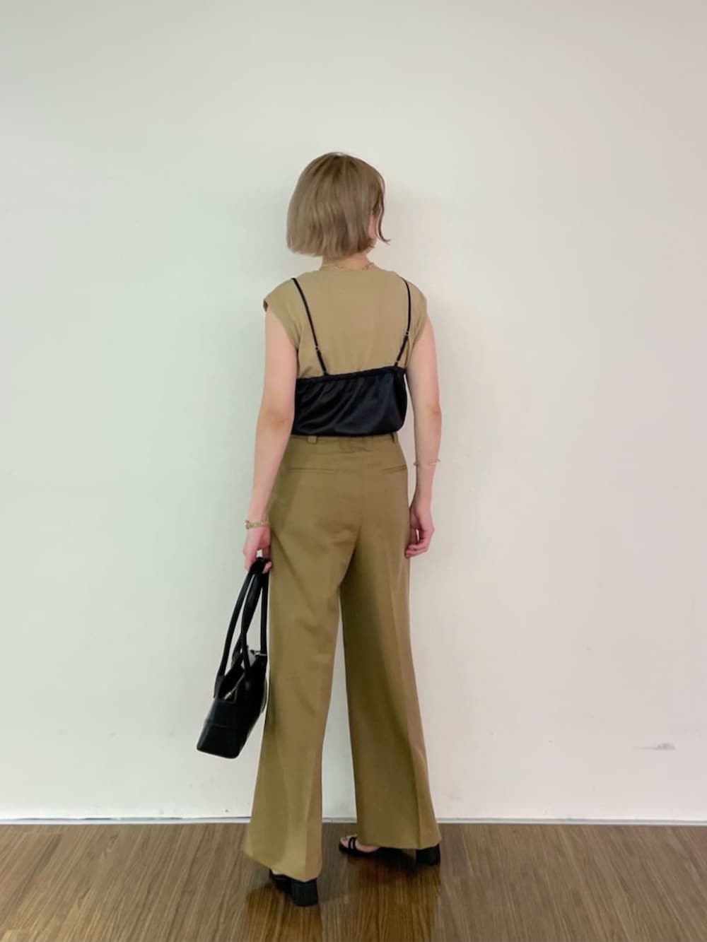 イエロー系のその他パンツ、ブラック系のTシャツ/カットソーを着用したレディースの夏コーディネートの2枚目の写真