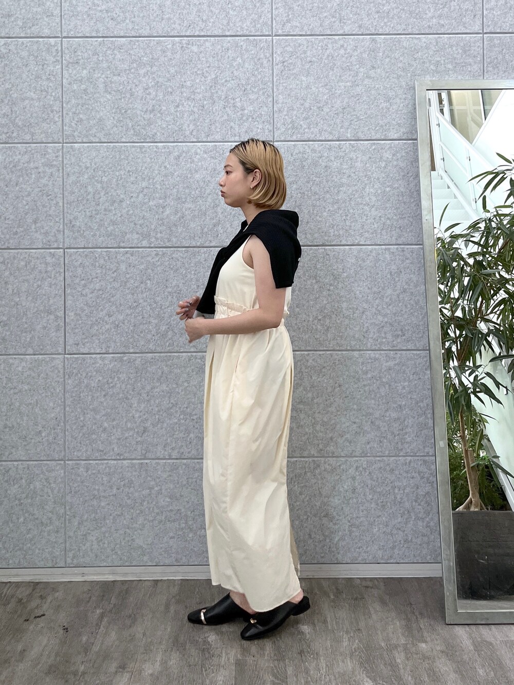 ホワイト系のワンピース、ブラック系のカーディガン/ボレロ、ブラック系のサンダルを着用したレディースの夏コーディネートの2枚目の写真