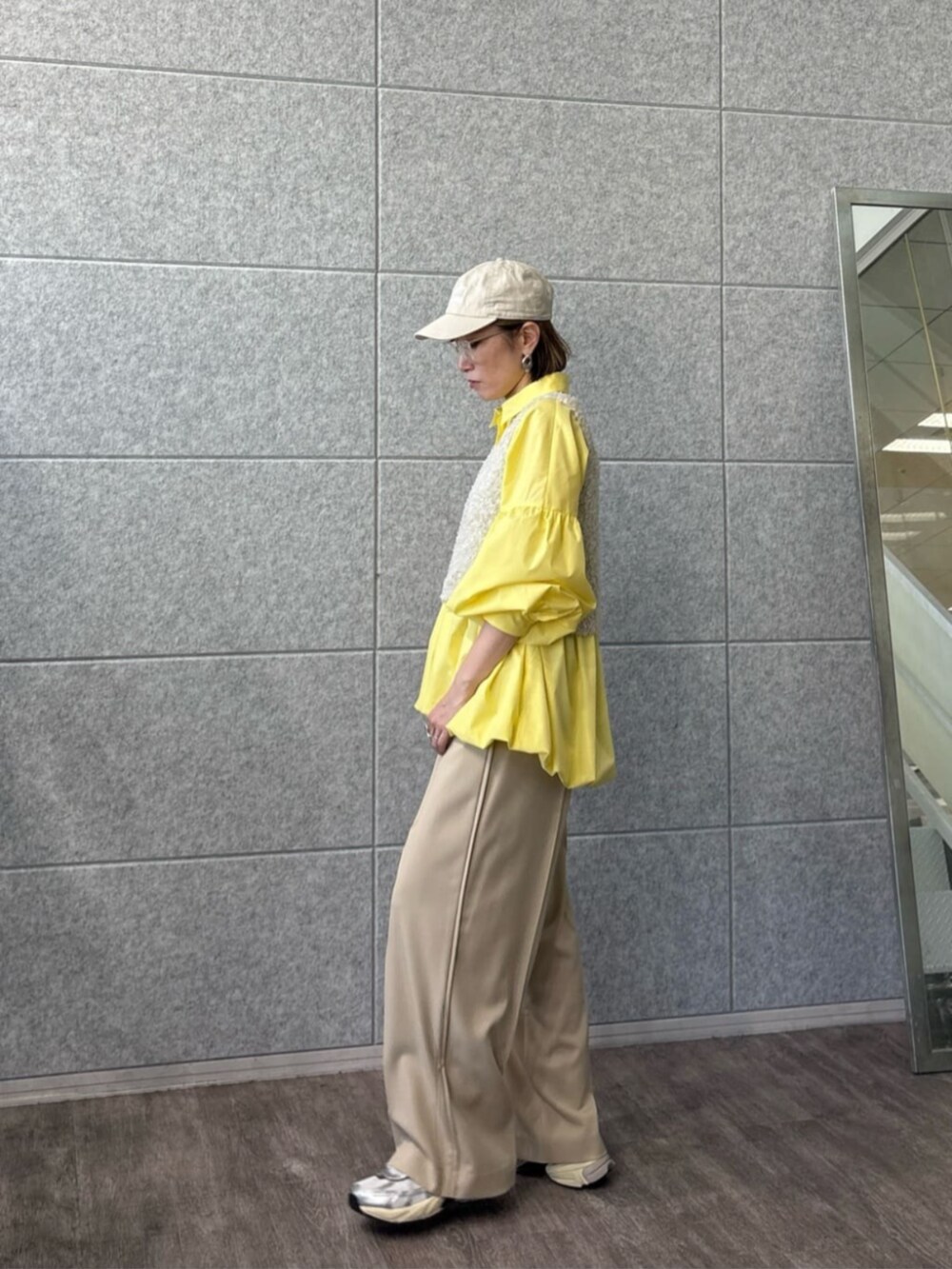 ベージュ系のその他パンツ、ホワイト系のベスト、イエロー系のシャツ/ブラウスを着用したレディースの春コーディネートの3枚目の写真